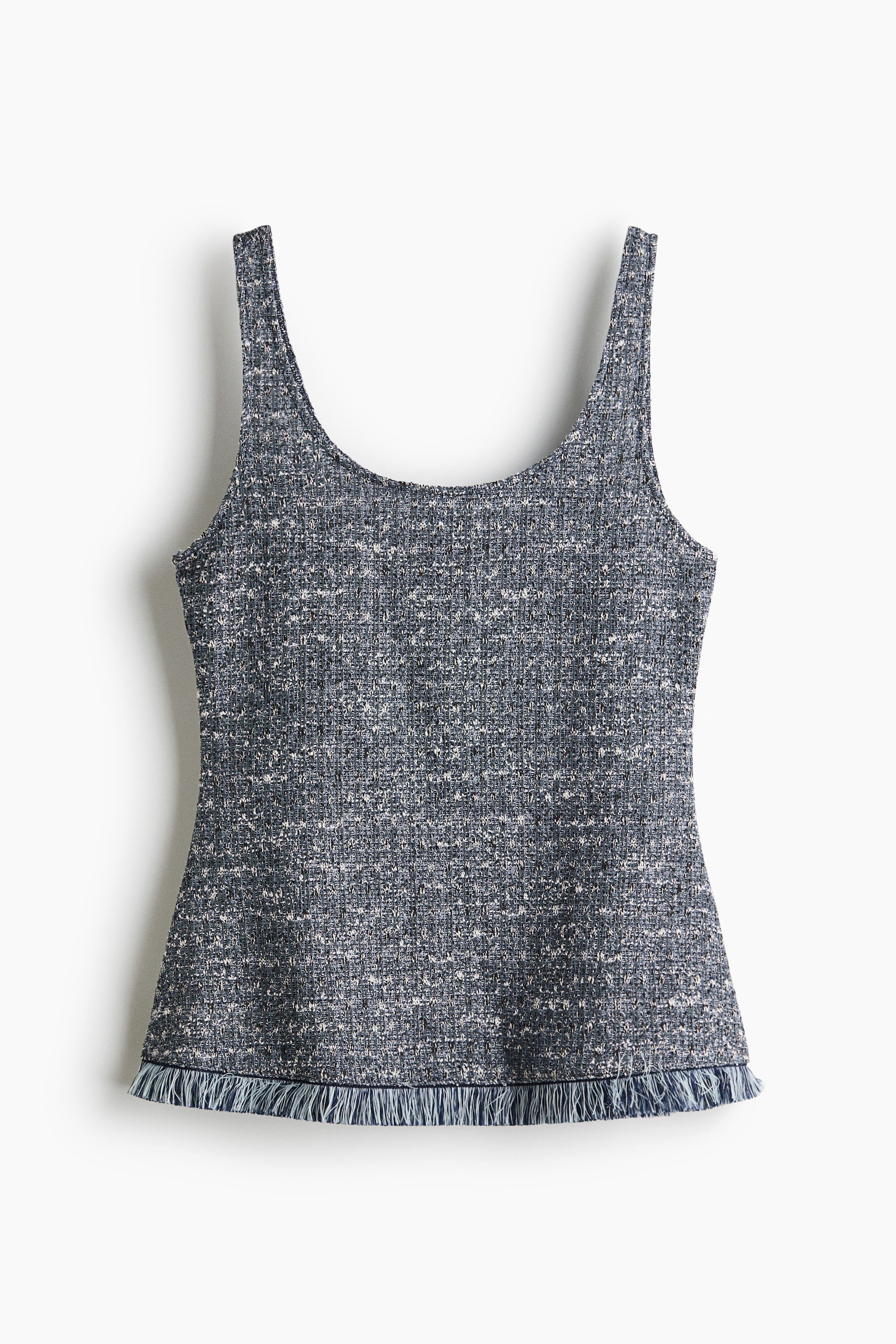 Größeres Bild ansehen: Ein Tanktop wird von vorne gezeigt und besteht aus einem blau-weiß melierten Bouclé-Gewebe mit strukturierter Oberfläche. Es verfügt über einen Rundhalsausschnitt, breite Träger und einen fransigen Saumabschluss.