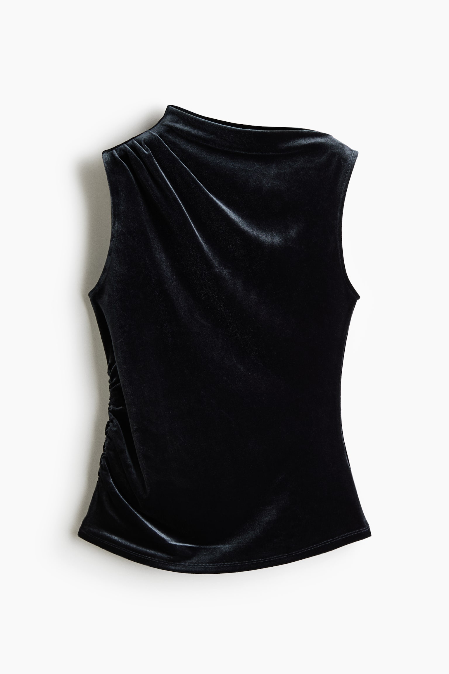 Una blusa negra de terciopelo sin mangas se muestra de frente, destacando un escote drapeado asimÃ©trico con detalle fruncido en un hombro. La blusa presenta fruncido a lo largo de una costura lateral, creando pliegues suaves y elegantes en la parte frontal.