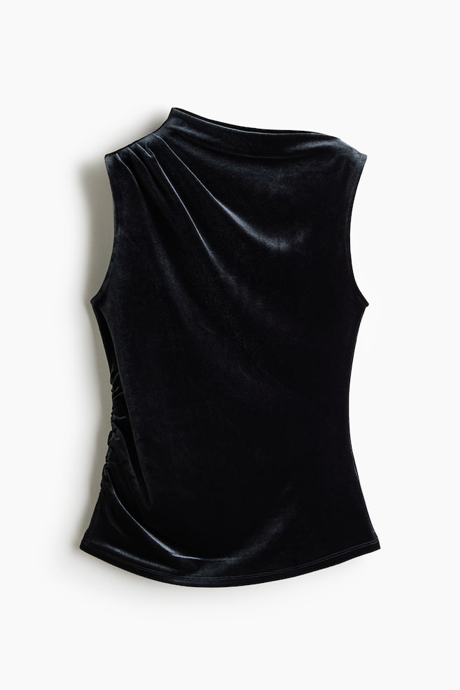 Un haut noir en velours sans manches, vu de face, mettant en valeur un décolleté asymétrique drapé avec des fronces sur une épaule. Le haut présente un effet froncé le long dâune couture latérale, créant des plis doux et élégants sur le devant. - 1