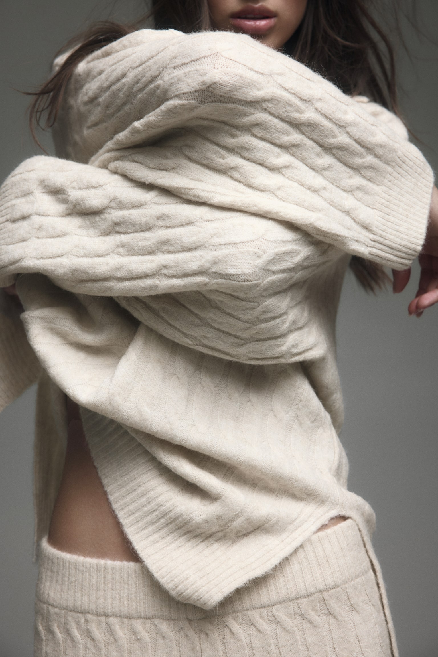 Cable-knit jumper - Jasnobeżowy melanż - 6