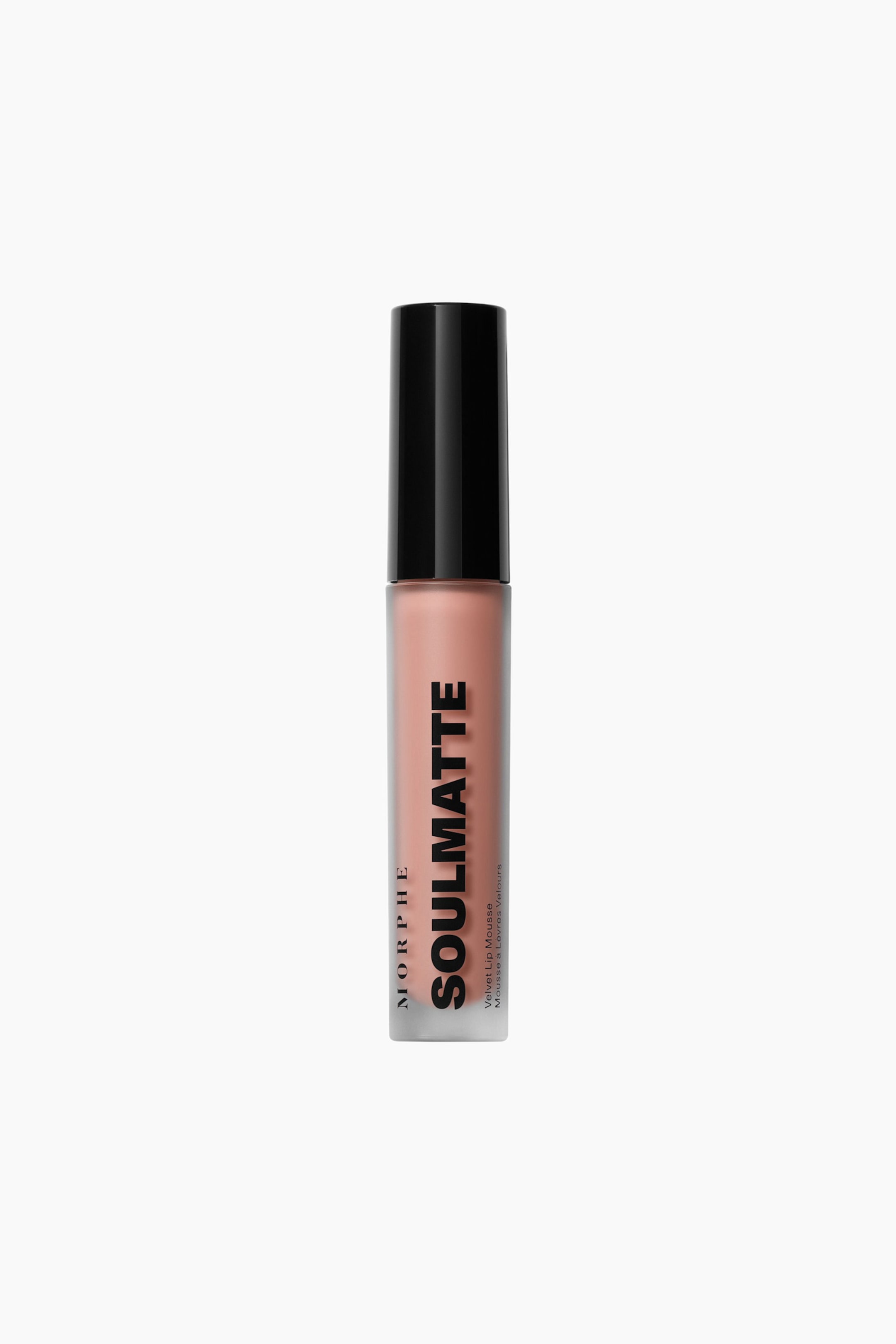 Visa större bild: En Morphe Soulmatte velvet lip mousse står upprätt, med ett frostat klart rör fyllt med en ljus persikofärgad-nude produkt och toppad med ett svart lock. Svart text med "MORPHE" och "SOULMATTE" är vertikalt tryckt på röret.