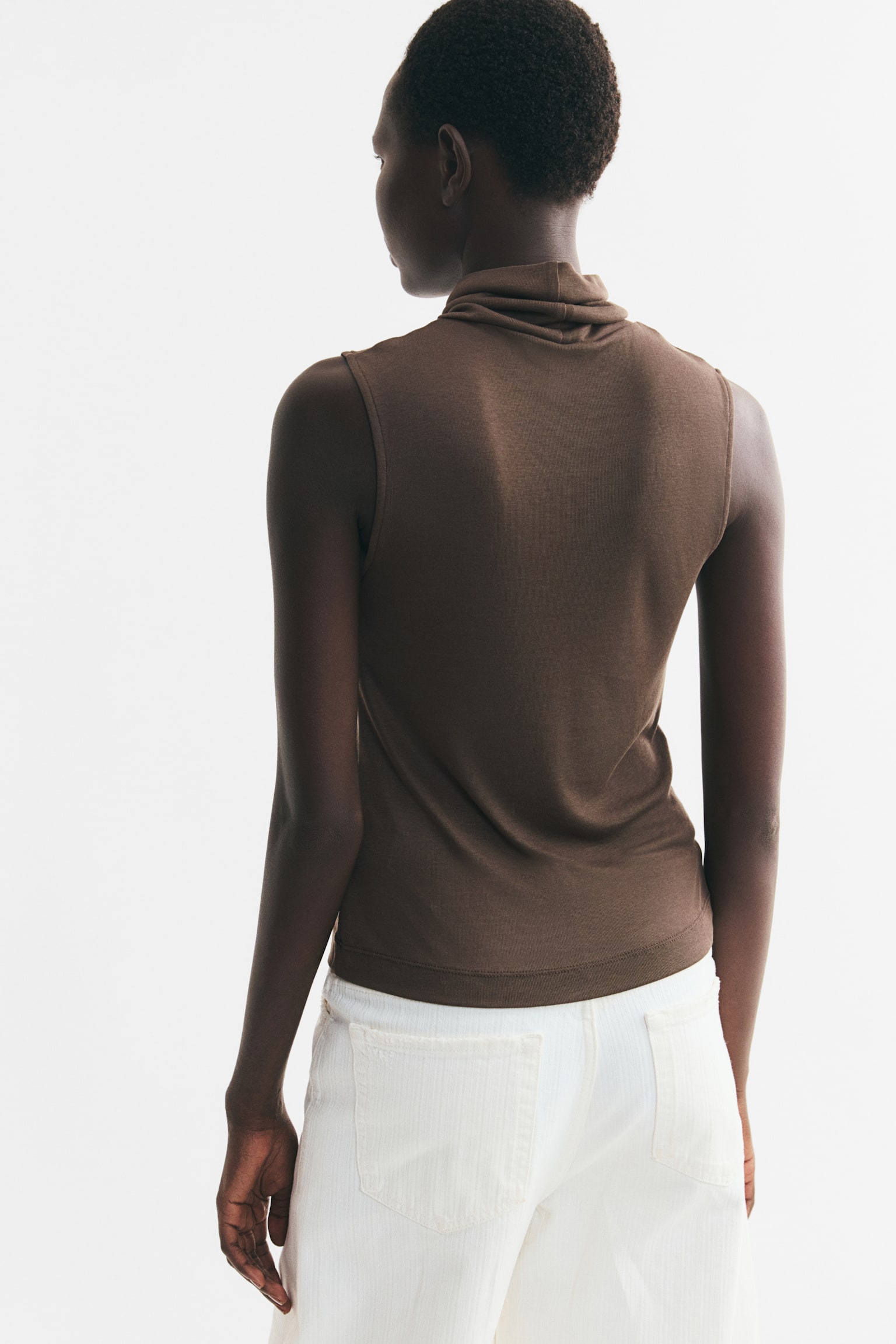 Женский топ H&M Fine-Knit Sleeveless Turtleneck Top, цвет: Тёмный серо-коричневый — фото 4