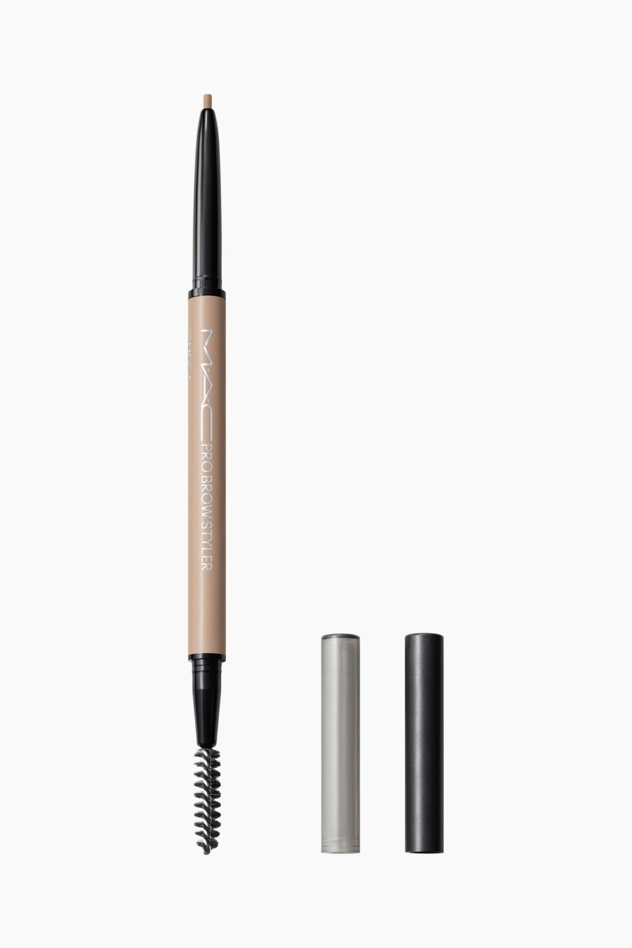 Se større billede: Pro Brow Styler fremviser et dobbelt-ende-design med en finspidset, lysebrun udtrækkelig blyant i den ene ende og en sort spoolie-børste i den anden. Den beige centraldel viser sølvfarvet branding, mens to separate cylindriske hætter—én mat sølv og én mat sort—står lodret til højre.