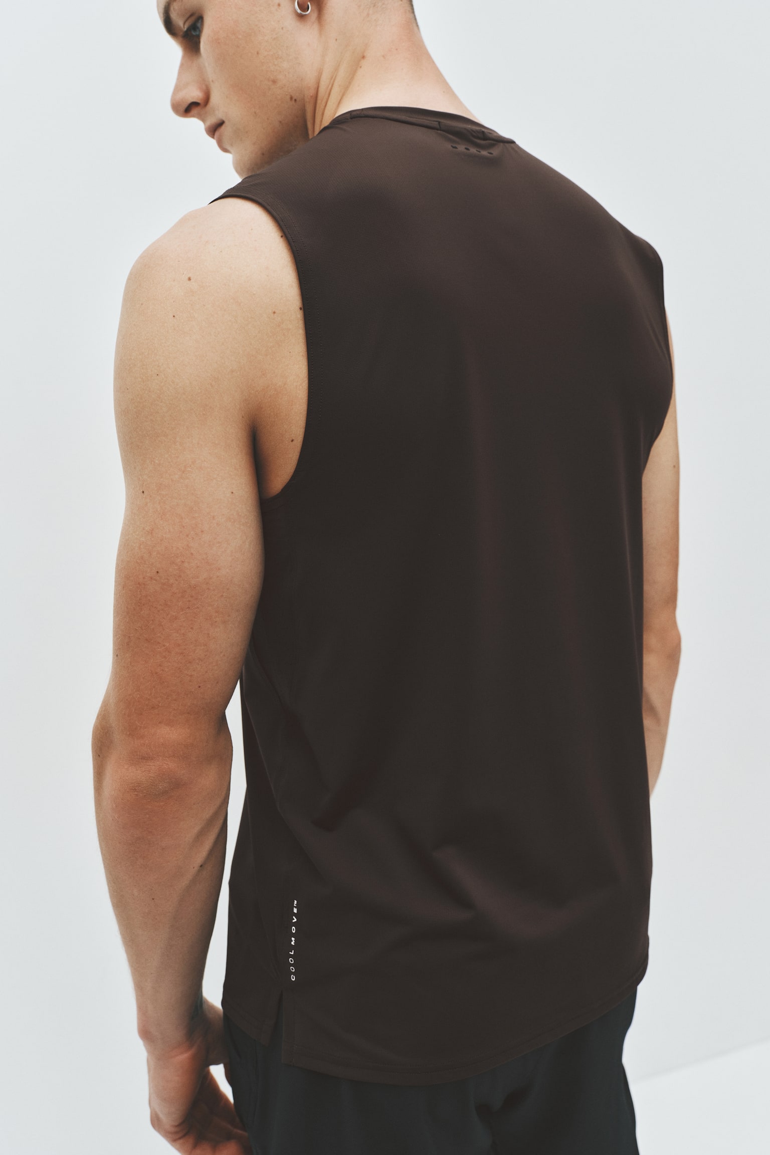 Мужской топ H&M Move Muscle Fit Sports Tank Top with CoolMove™, цвет: Тёмный кофейный — фото 4