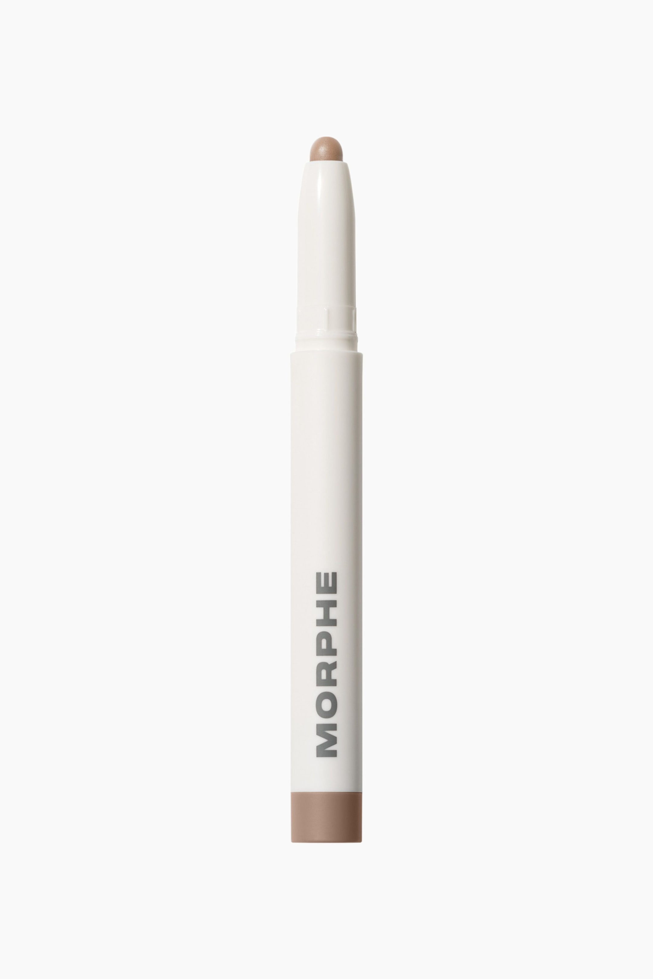 Visa större bild: Morphe Shapelifter Micro Contour Stick står upprätt och visar upp ett smalt, vitt cylindriskt hölje med ”MORPHE” tryckt vertikalt i grått. Överst på sticket syns en exponerad, rundad krämspets i ljusbrunt, medan den nedre änden har ett ljusbrunt band i matchande färg.