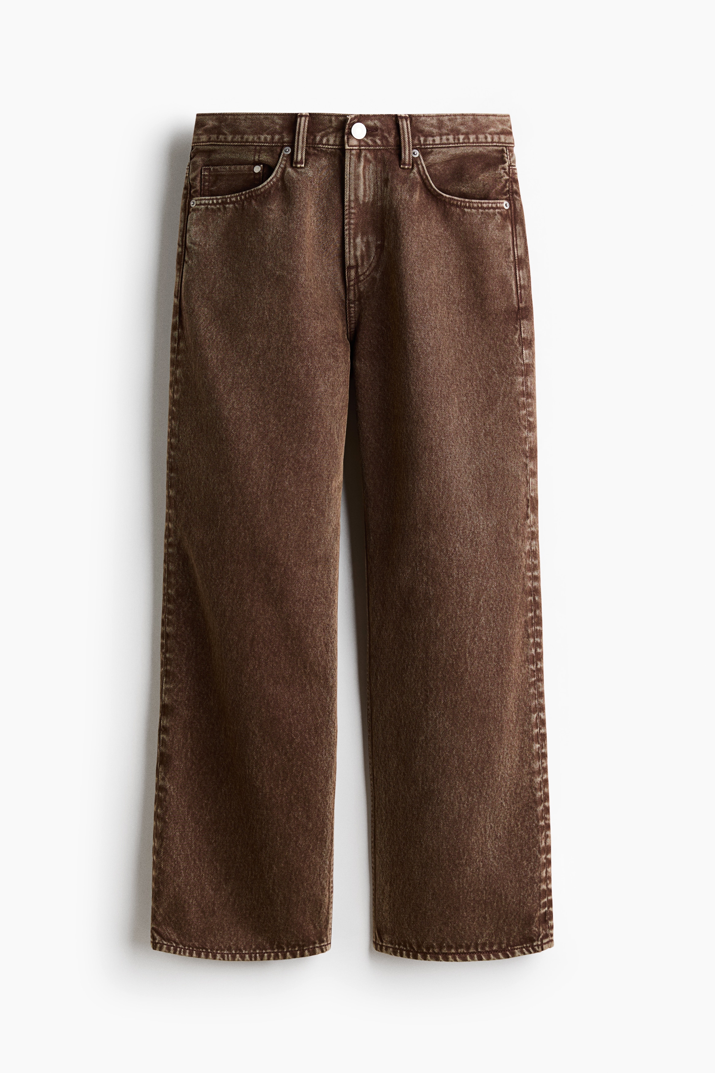 Brown denim jeans featuring a loose fit and straight legs are worn by the model. The jeans are styled with a short-sleeved dark brown T-shirt and black sneakers.