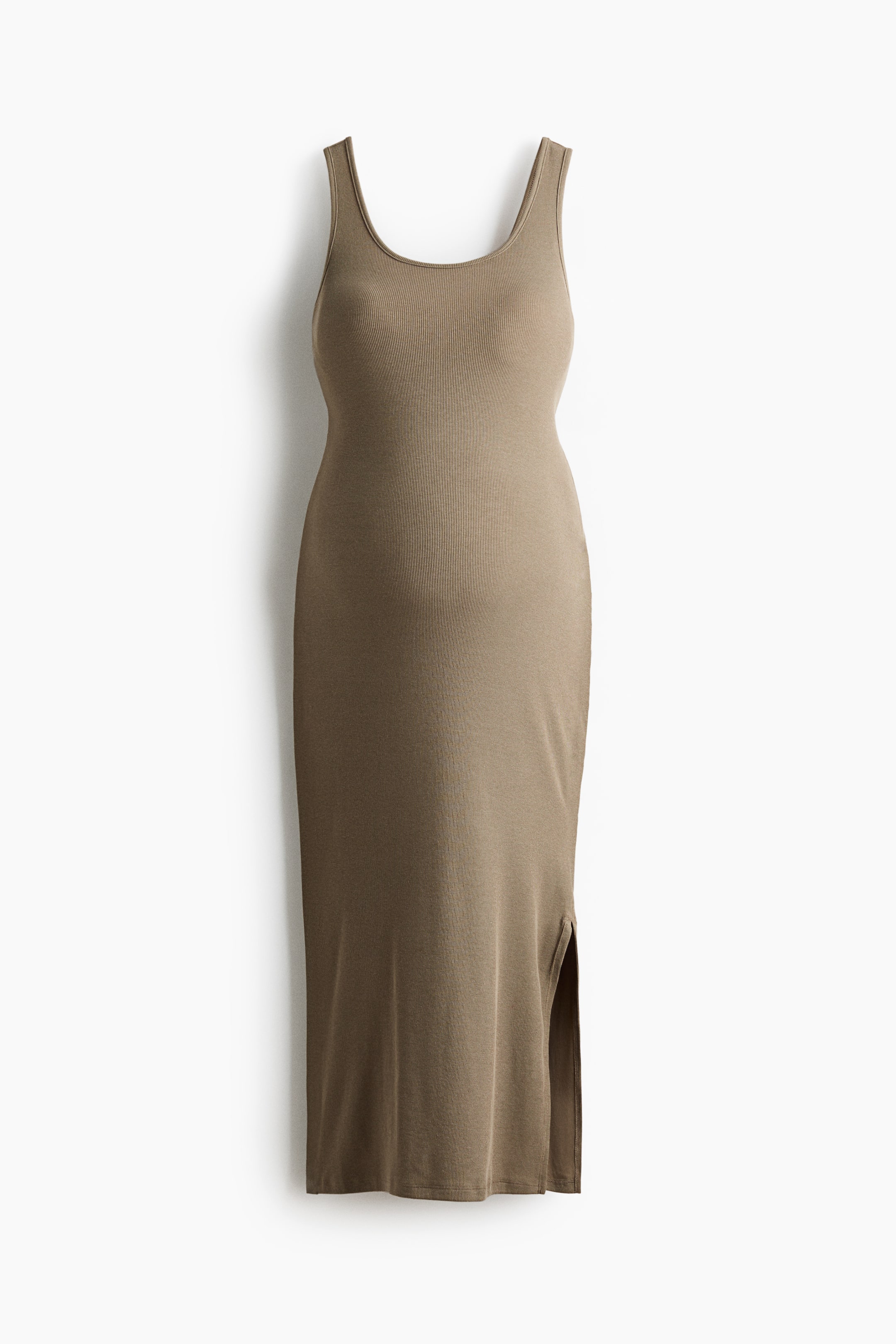 Agrandir l'image: Une robe midi sans manches vert kaki présente un col rond, de larges bretelles, une texture en maille côtelée sur le haut du corps, et un ourlet droit avec une fente sur le côté gauche.