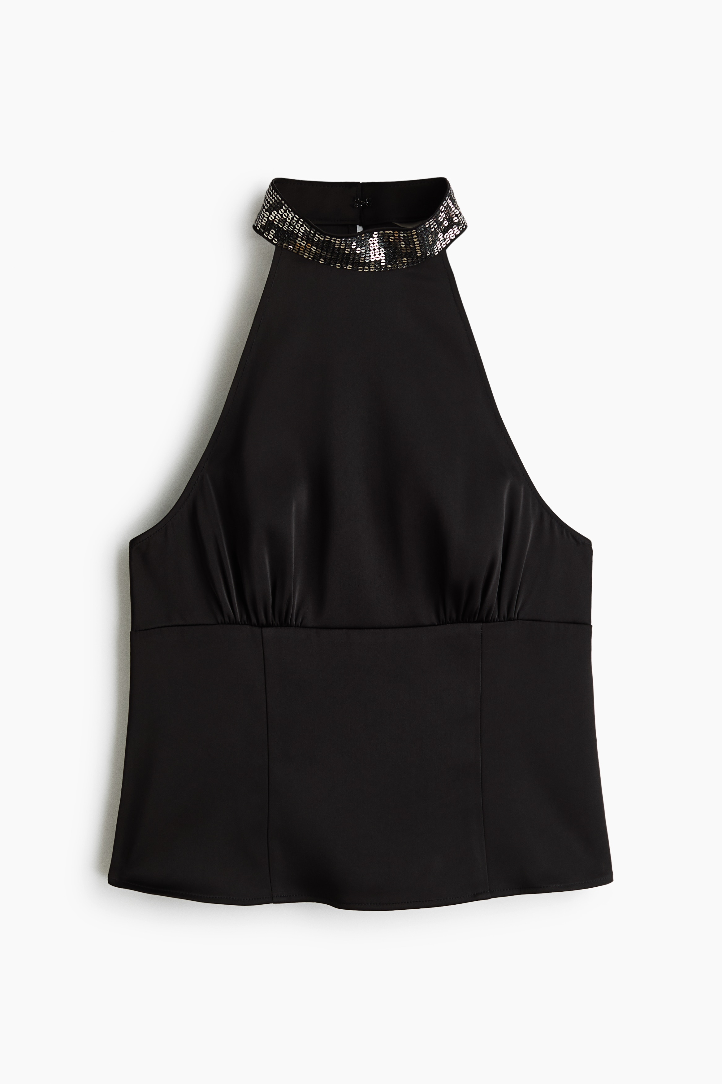 En sort ærmeløs satin-top med høj halterneck-udskæring og en pailletbeklædt båndkrave bæres af modellen. Toppen er stylet med matchende sorte bukser.