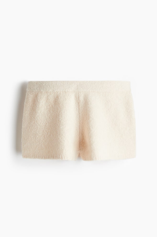 Mini-Shorts aus Boucléstrick - Hellbeige/Weinrot - 1