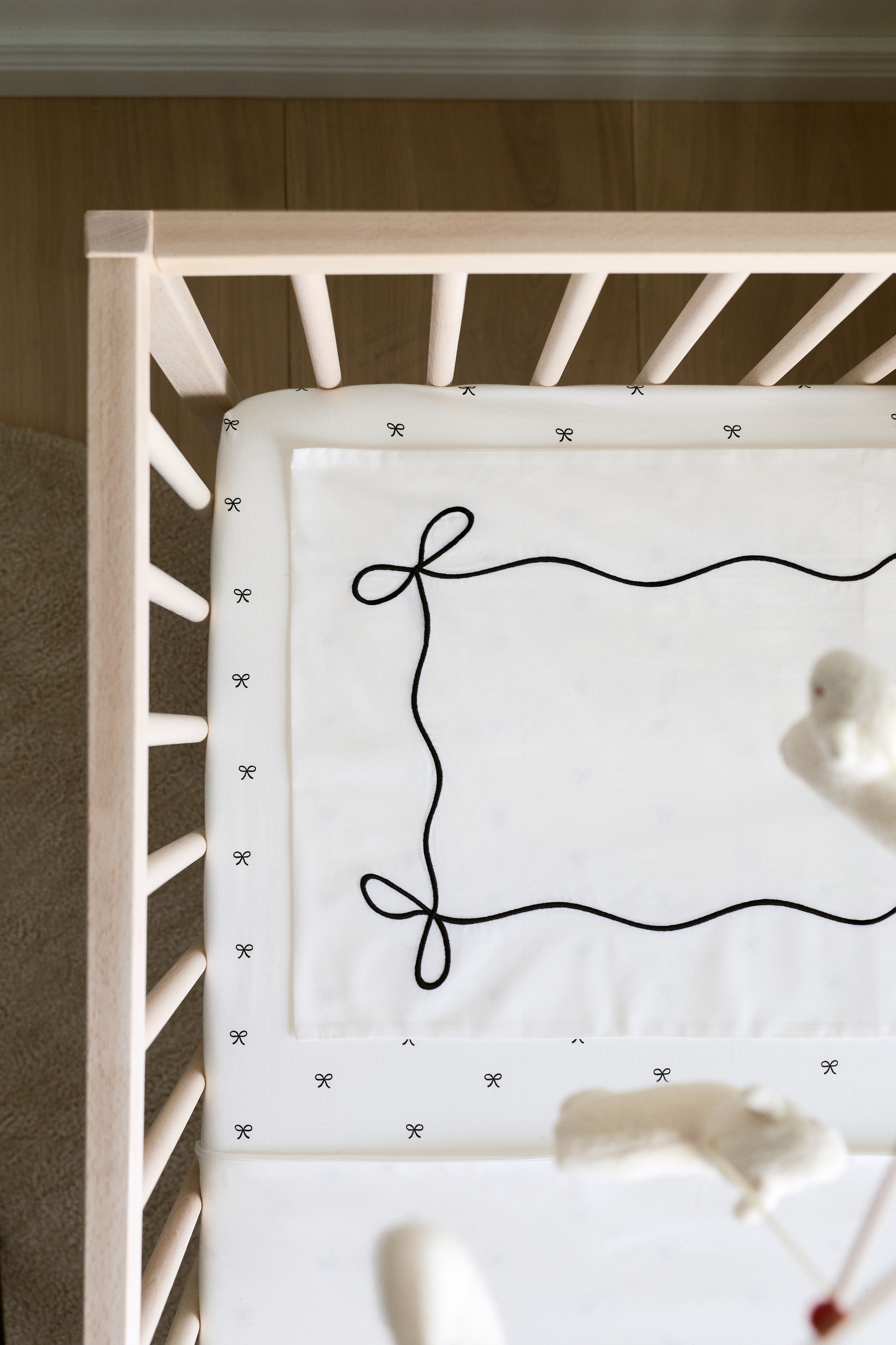 Påslakanset i bomull för spjälsäng - Svart/Rosett