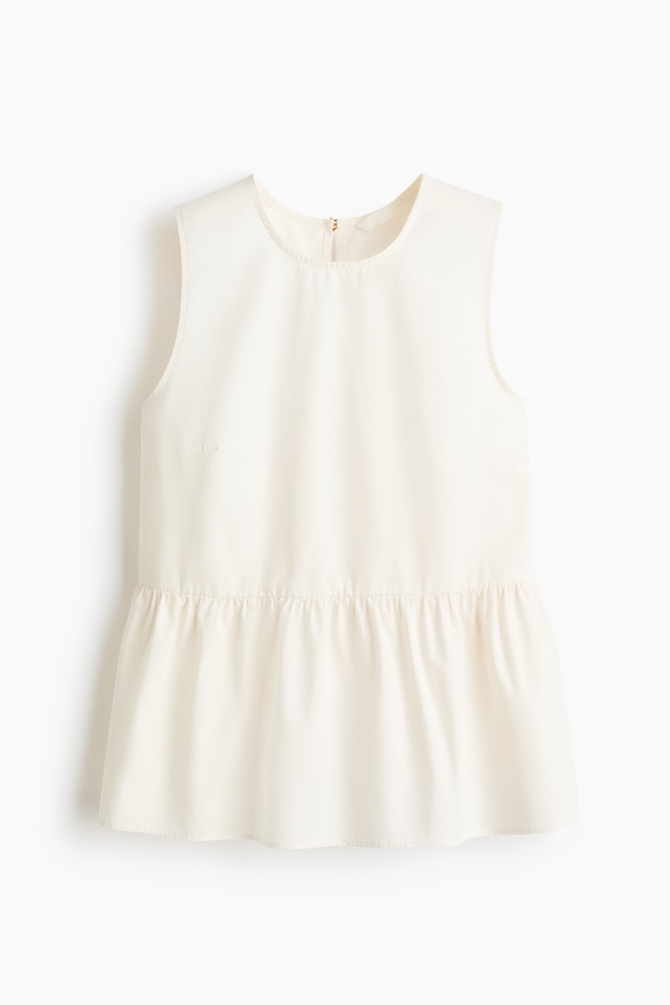 Xem ảnh lớn hơn: Một chiếc áo không tay màu kem được chụp từ phía trước, với cổ tròn, phần thân áo phẳng phiu và đuôi áo peplum nhún, xòe nhẹ từ vòng eo. Phía sau cổ áo có một khóa kéo ngắn lộ rõ.