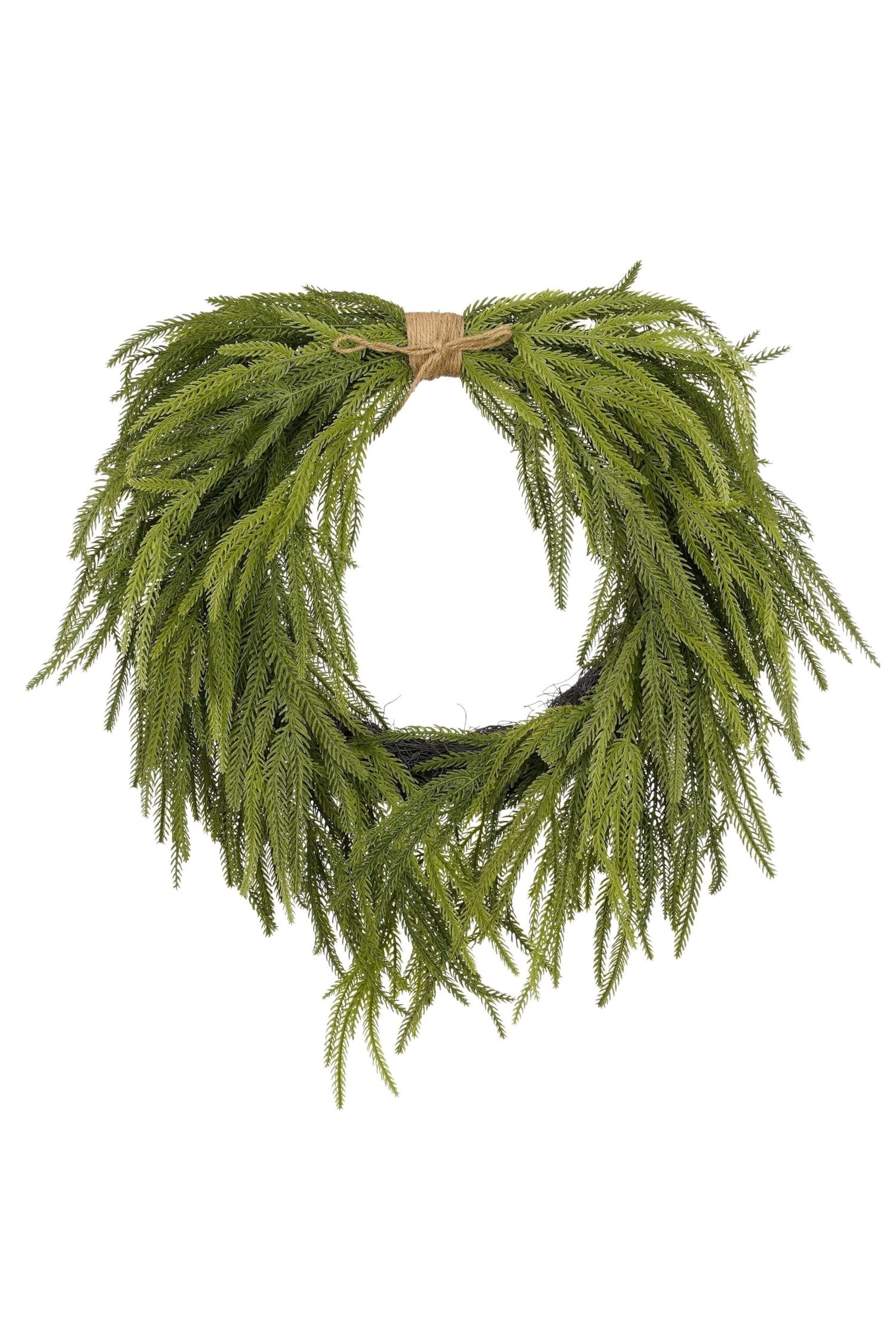 Agrandir l'image: Une couronne verte persistante est présentée, vue de face, avec des frondes denses en cascade, de type cèdre, retombant vers le bas en formant un cercle. Un ruban en ficelle de jute naturelle est noué au centre supérieur de la couronne, maintenant le feuillage tandis qu’il est suspendu.