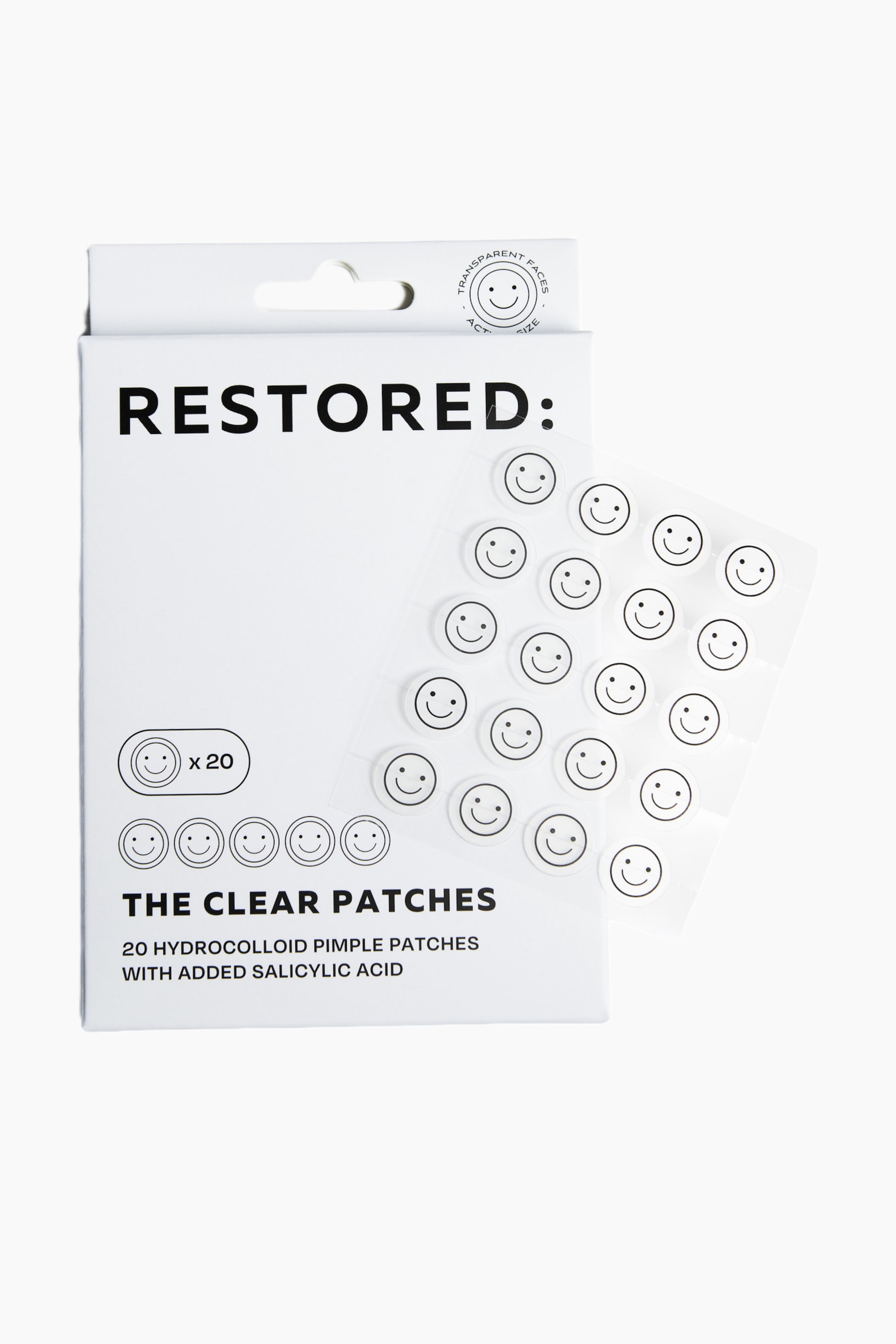 Visa större bild: En vit rektangulär låda med "RESTORED: THE CLEAR PATCHES" visar sitt varumärke och produktdetaljer, med ett genomskinligt ark av cirkulära hydrokolloidfinnarplåster som delvis sticker fram bakom den, vinklad åt höger. Varje plåster har en svart kontur av en smiley.