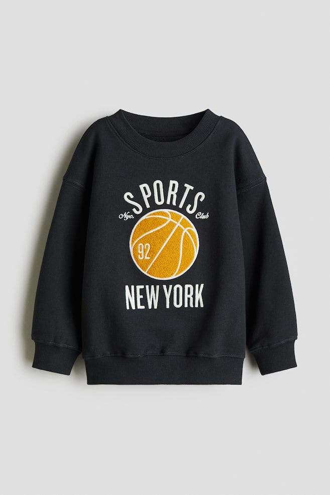 Bedrucktes Sweatshirt mit Rundausschnitt - Dunkelgrau/Sports/Cremefarben/London/Marineblau/Aspen/Hellgraumeliert/Paris/Schwarz/Sports dept. - 1