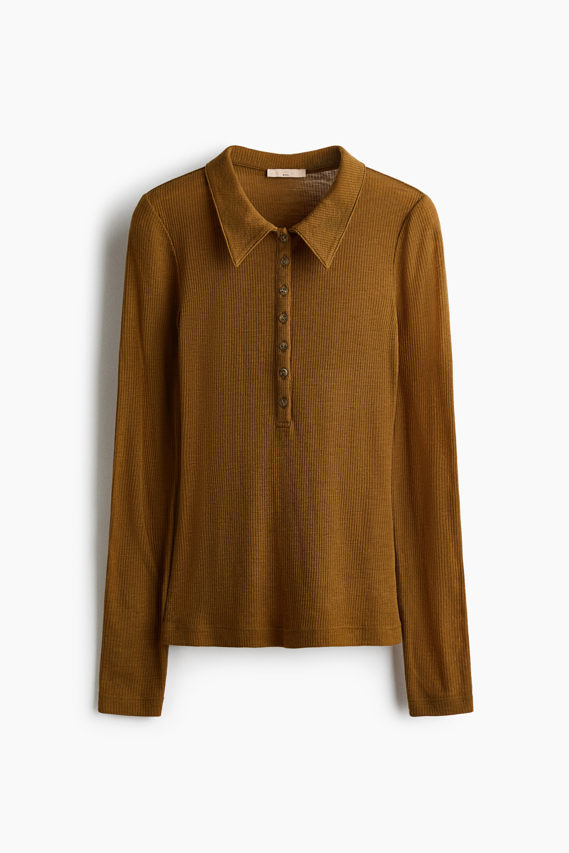 Ampliar la imagen: FRENTE: Una camiseta tipo polo de manga larga en color marrón óxido muestra una textura de tejido acanalado, con cuello extendido y una tapeta de seis botones con botones de color marrón oscuro.