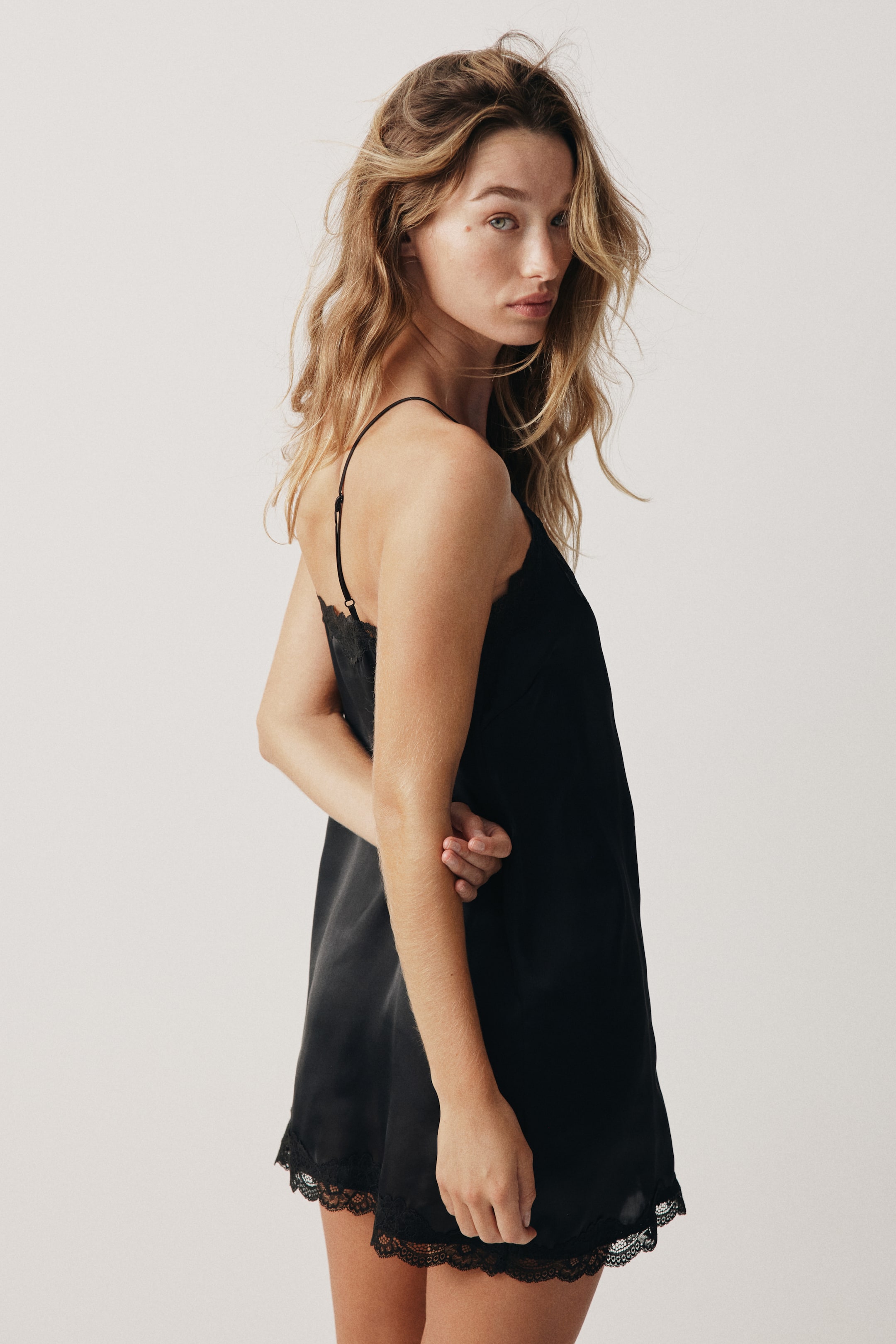 Größeres Bild ansehen: Nachthemd aus Satin mit Spitzenbesätzen - Schwarz - Ladies | H&M DE 1