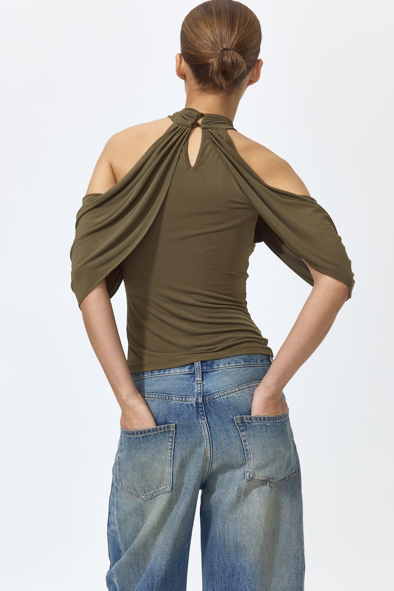 Drapirana bluza s otvorenim ramenima