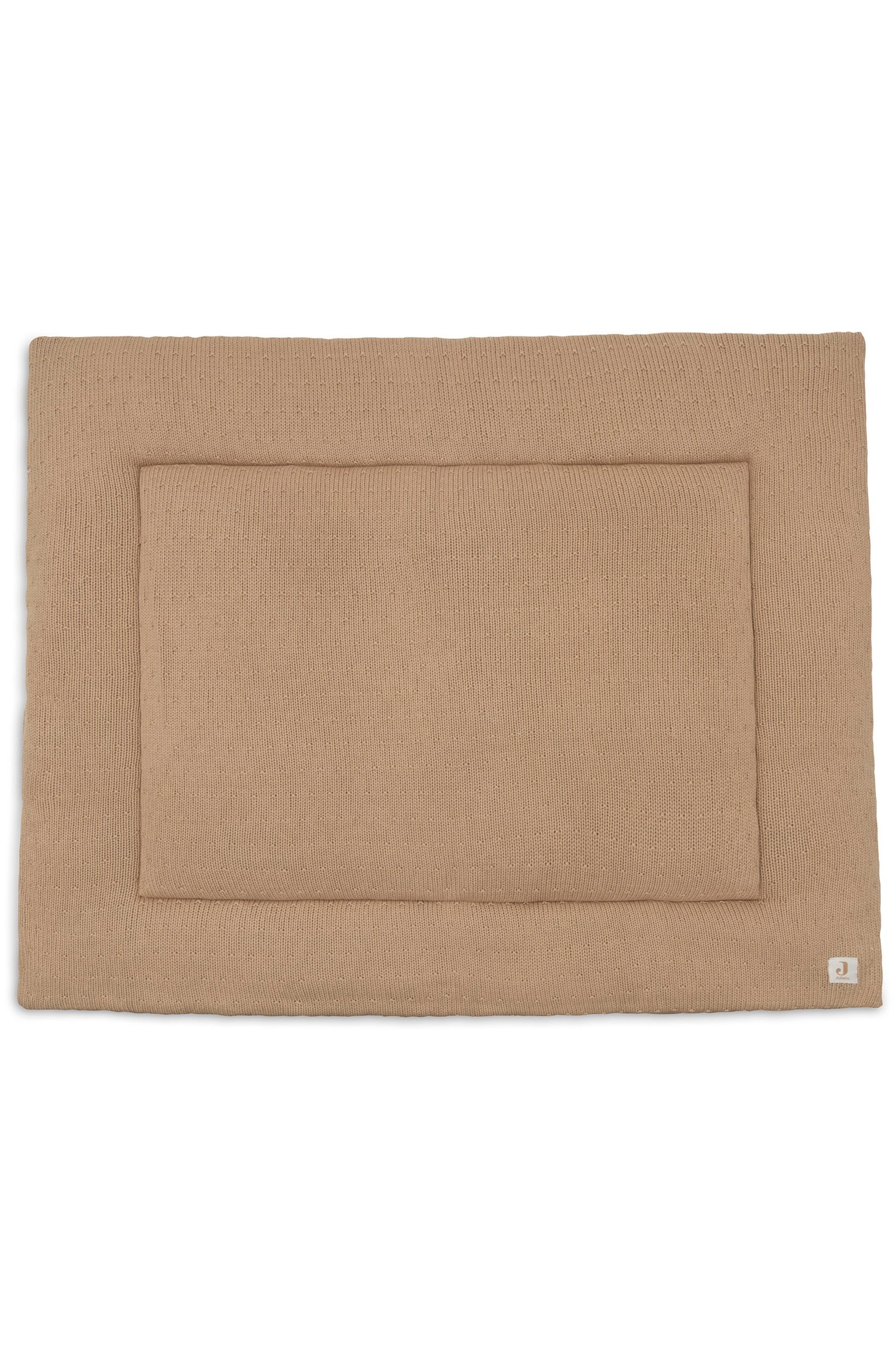 Eine rechteckige, gestrickte Laufgittermatte in warmem Taupe liegt flach und zeigt ihre feine Strickstruktur sowie eine aufgenähte innere Rechteckumrandung. Unten rechts ist ein kleines weiÃes Logo-Label angebracht.