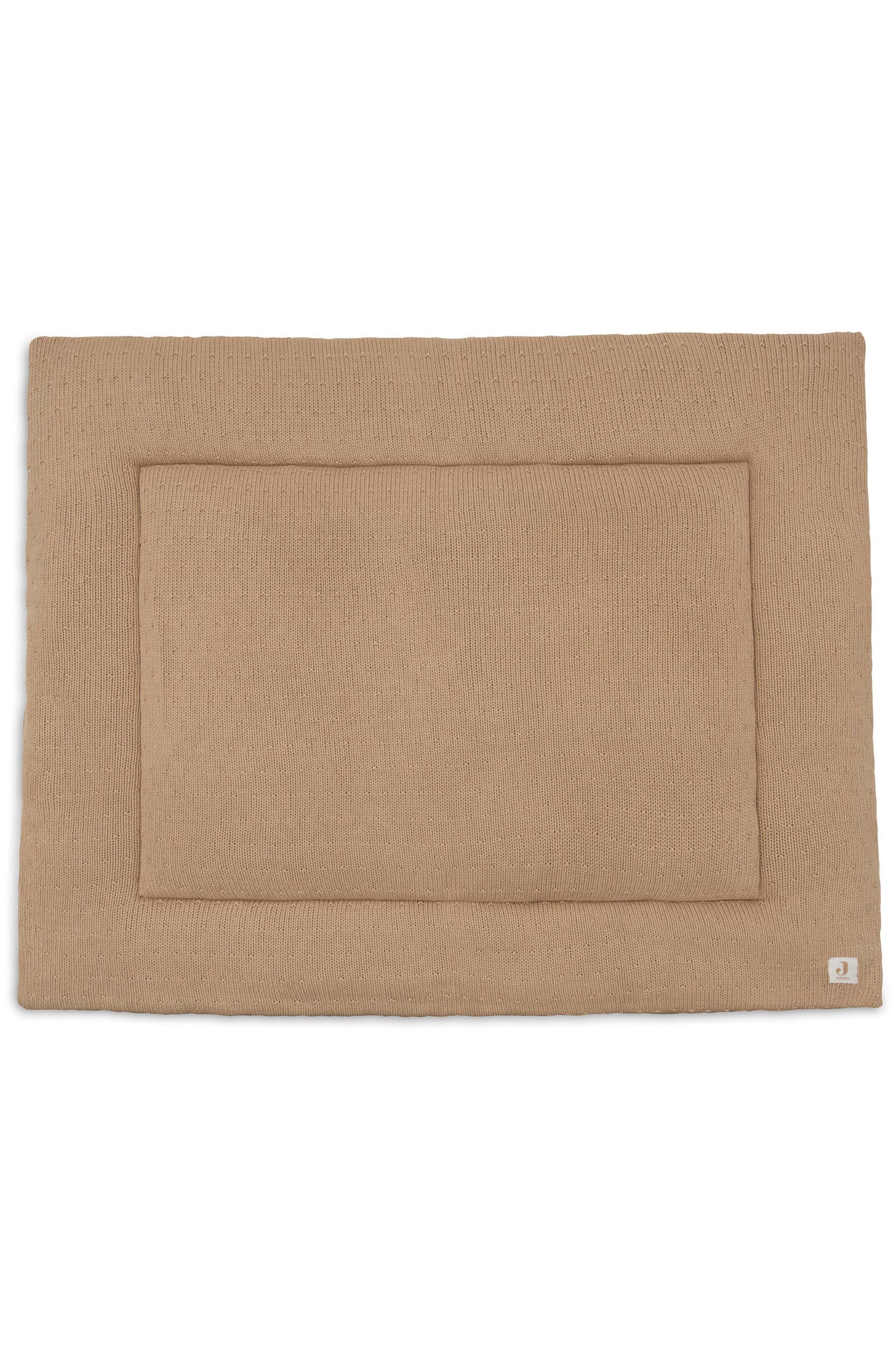 Agrandir l'image: Un tapis rectangulaire en maille pour parc, de couleur taupe chaude, est posé à plat, mettant en valeur sa texture en maille fine et une bordure rectangulaire intérieure surpiquée. Une petite étiquette logo blanche est fixée dans le coin inférieur droit.