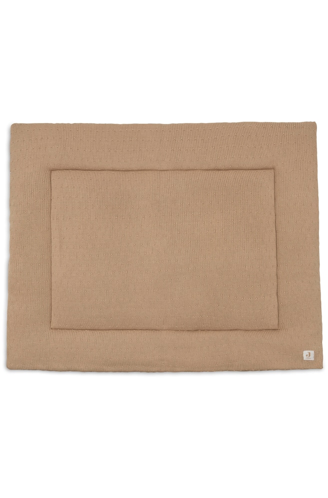 Eine rechteckige, gestrickte Laufgittermatte in warmem Taupe liegt flach und prÃ¤sentiert ihre feine Strickstruktur sowie eine aufgenÃ¤hte innere rechteckige BordÃ¼re. Ein kleines weiÃes Logo-Etikett ist an der unteren rechten Ecke angebracht. - 1