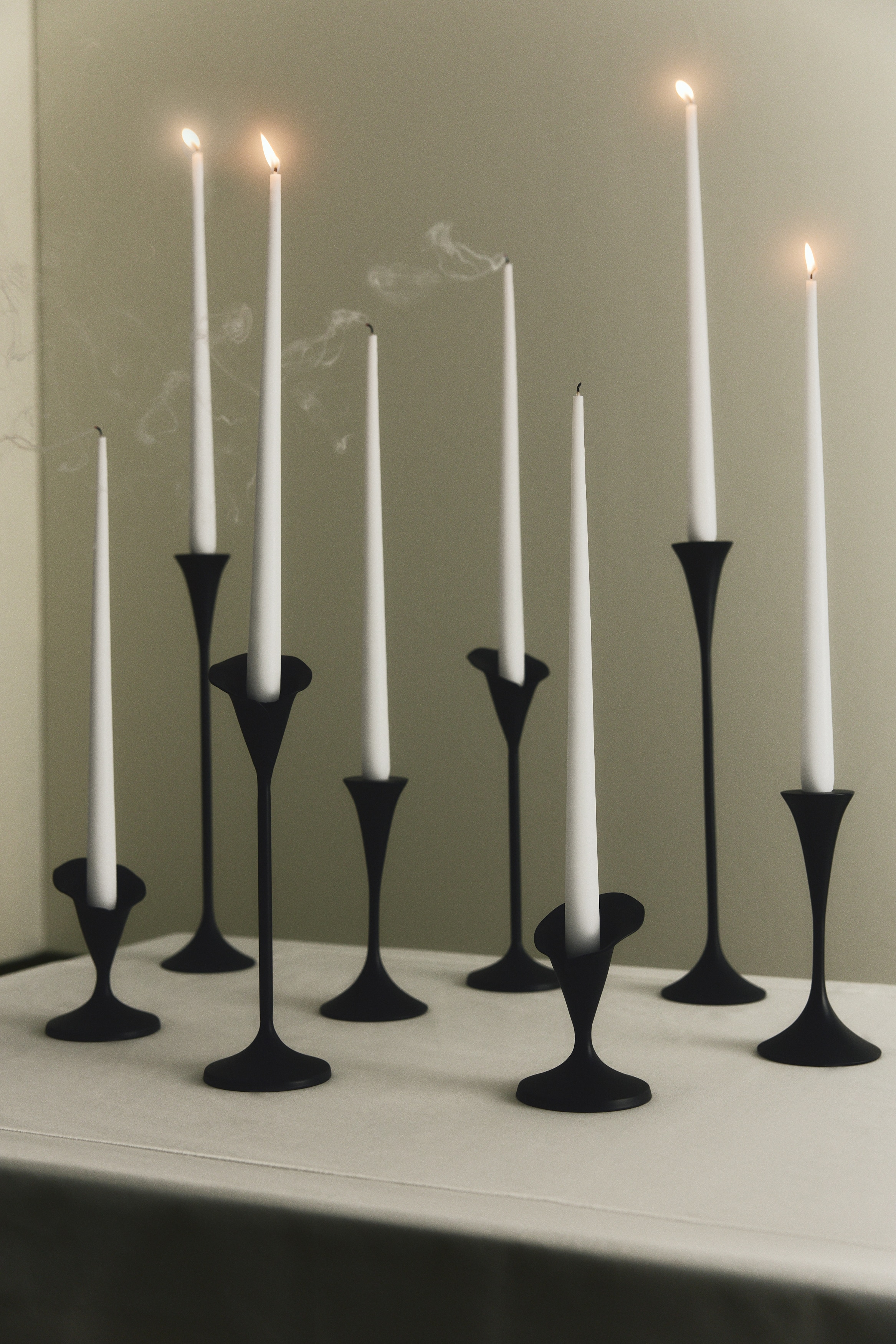 Tall flower-shaped candlestick - Black