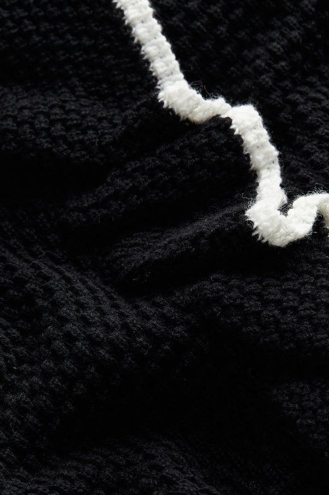 Sweter o strukturalnym splocie z falbanką - Czarny/Kremowy/Jasnoniebieski/Biały/Paski - 5
