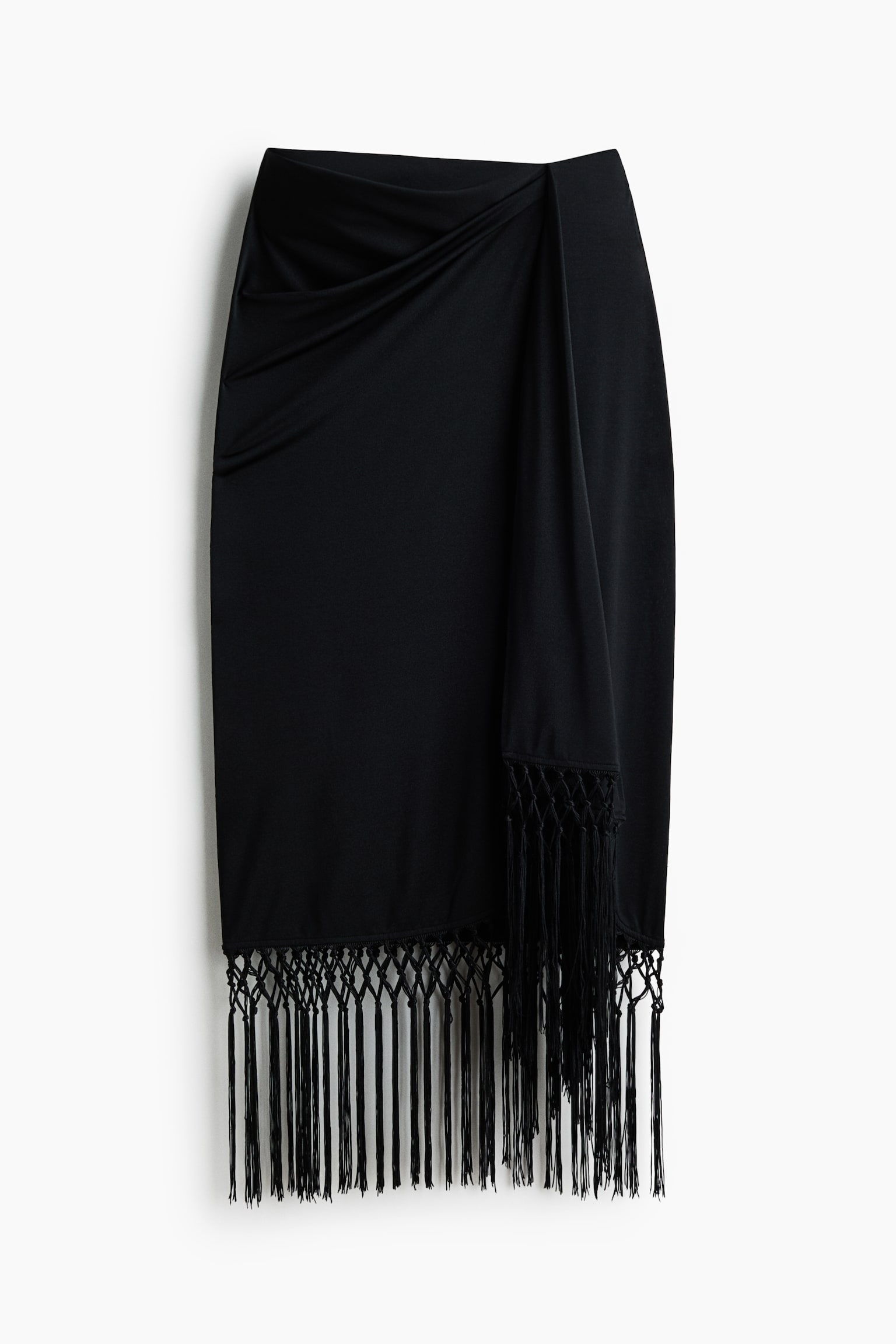 "Skirt hitam ini menampilkan reka bentuk balutan asimetrik yang menghadap ke depan dengan perincian drape di sebelah kiri. Ia dilengkapi dengan trim rumbai panjang di sepanjang hem bawahnya dan tepi panel yang bertindih." - 1