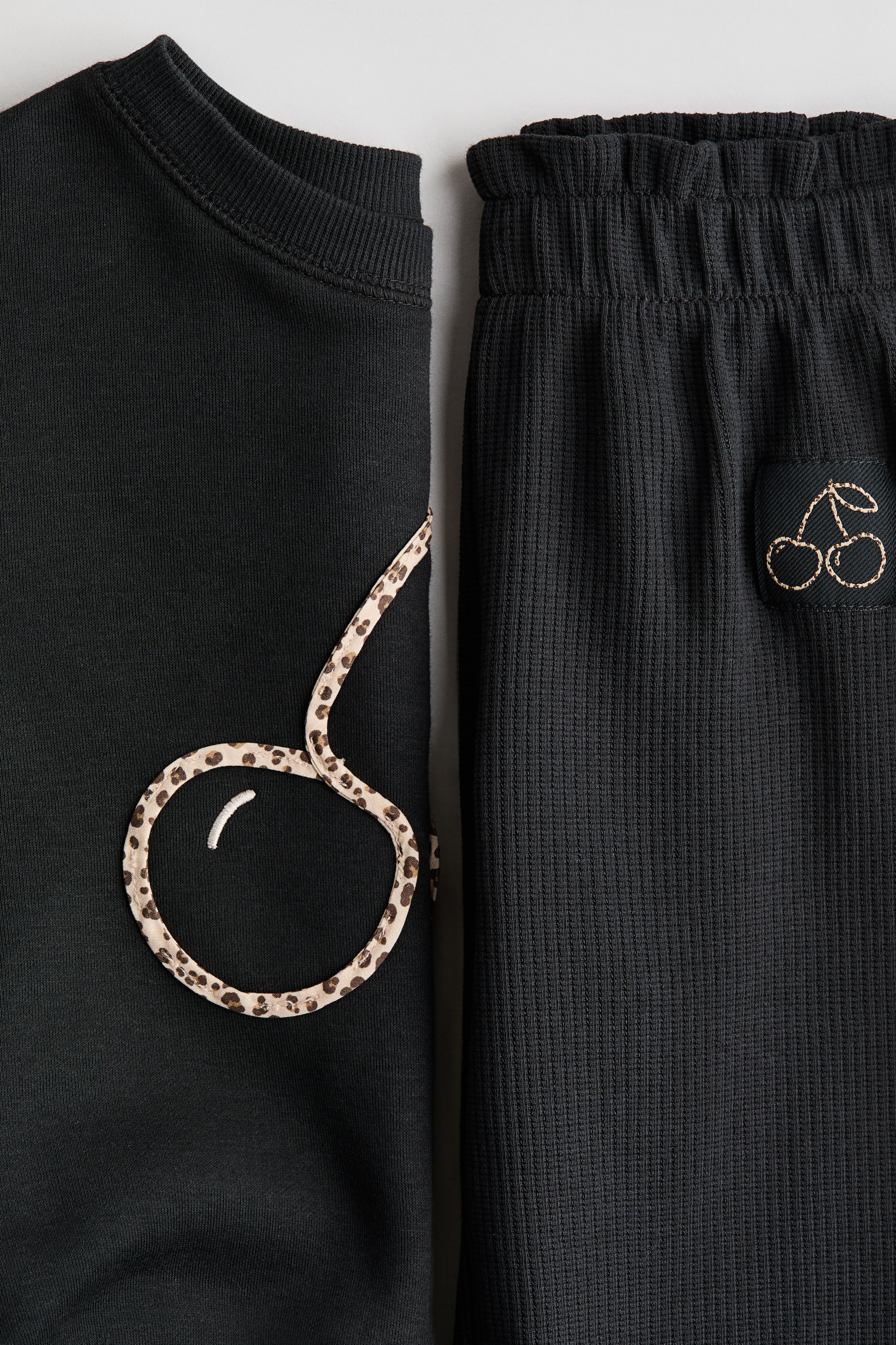 Ampliar la imagen: Conjunto 2 piezas con diseño - Negro/Cerezas - Kids | H&M MX 2