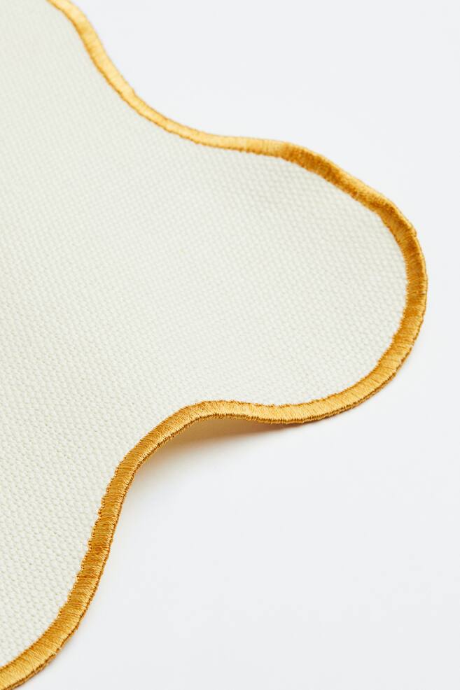 Scallop-edged place mat - Cream/Gold-coloured/Red/Light beige - 3