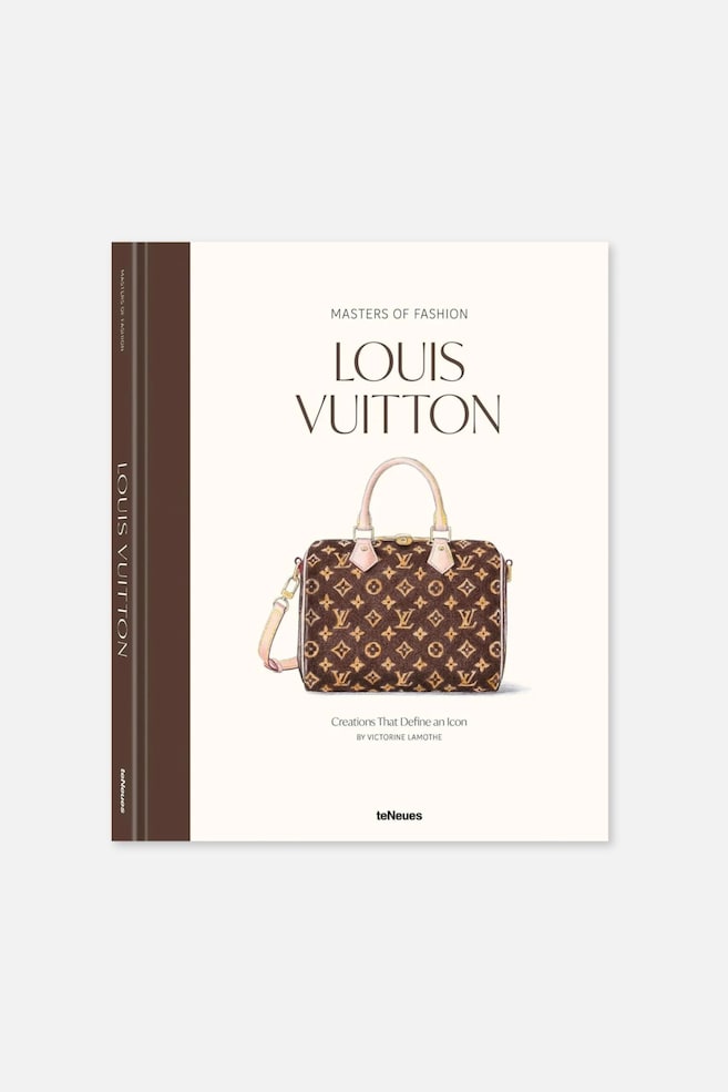 Ein Hardcover-Buch mit dem Titel „Masters of Fashion: Louis Vuitton“ zeigt einen cremefarbenen Einband mit dunkelbraunem Rücken. Auf dem Vorderdeckel befindet sich eine Illustration einer klassischen Louis-Vuitton-Monogramm-Handtasche, die zentriert unter dem Titel in eleganter Serifenschrift abgebildet ist. - 1