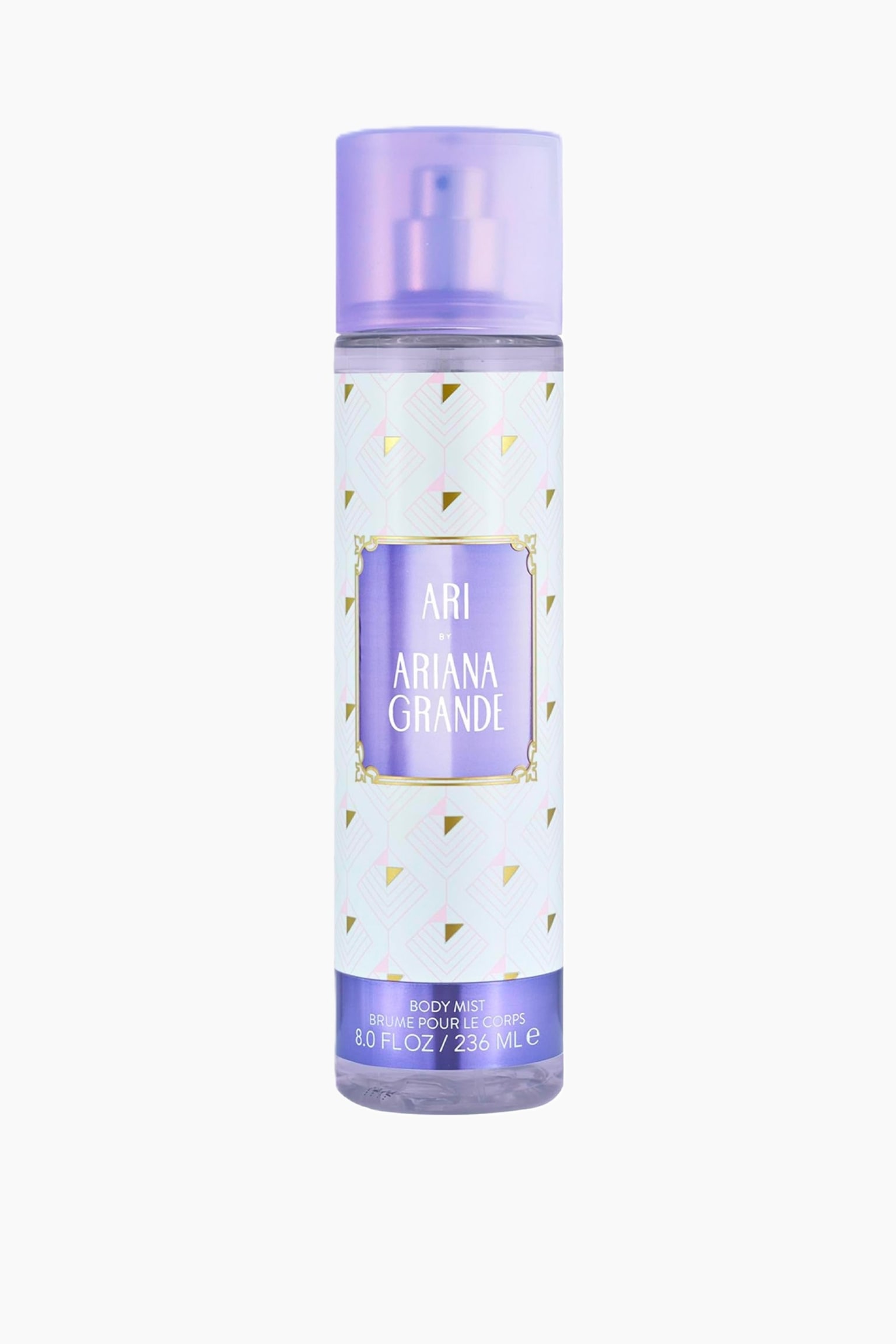 Ari Body Mist stÃ¥r oppreist og vendt forover, og viser frem en hÃ¸y, sylindrisk flaske med en halvtransparent lilla kork. Flaskens etikett har et geometrisk mÃ¸nster med smÃ¥ gulltrekanter, et lilla rektangel med gullkant i midten med teksten Â«ARI BY ARIANA GRANDEÂ», samt et lilla bÃ¥nd nederst som angir vÃ¦skevolumet. - 1