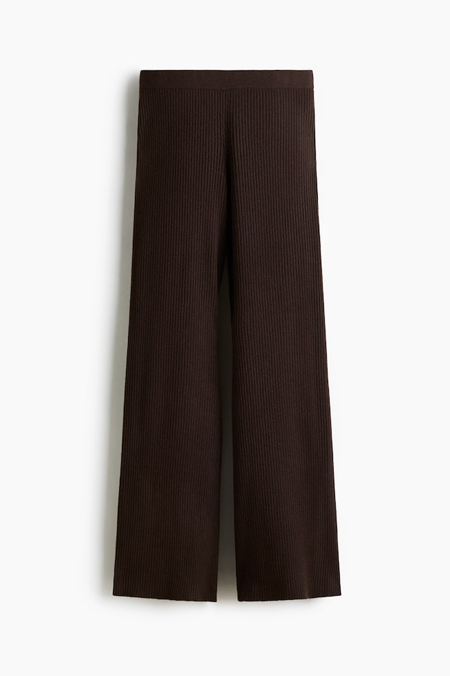 Dunkelbraune Hosen präsentieren ihre Vorderansicht und zeichnen sich durch eine Rippstrickstruktur aus. Sie sind mit einem elastischen Bund und weiten Beinen gestaltet. - 1