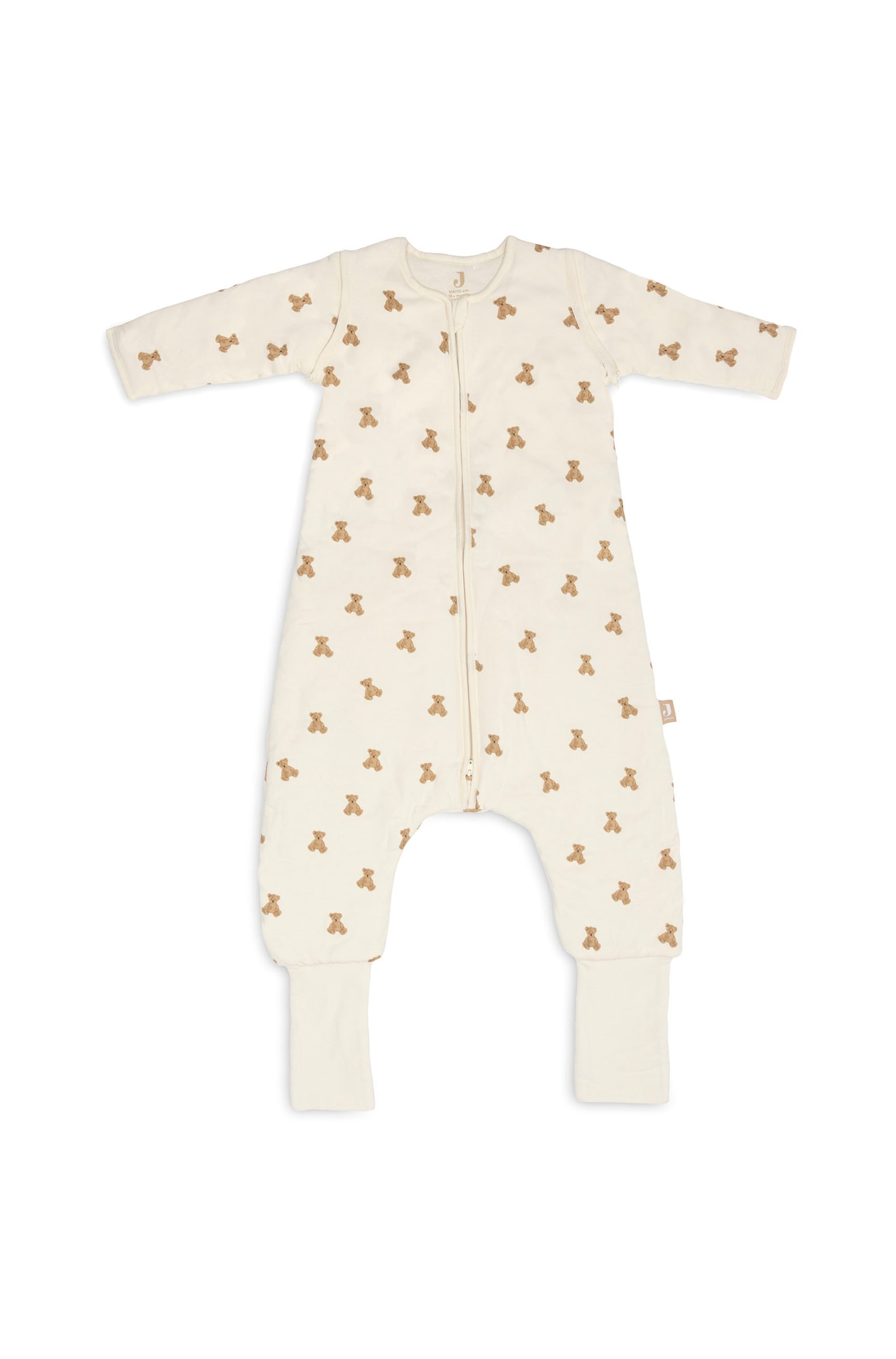 Une grenouillère pour bébé blanc cassé, ornée dâun imprimé intégral dâoursons marron, est présentée à plat, vue de face. Le modèle présente des manches longues, une fermeture éclair verticale centrale et des jambes séparées avec de longs poignets côtelés couleur crème unie.