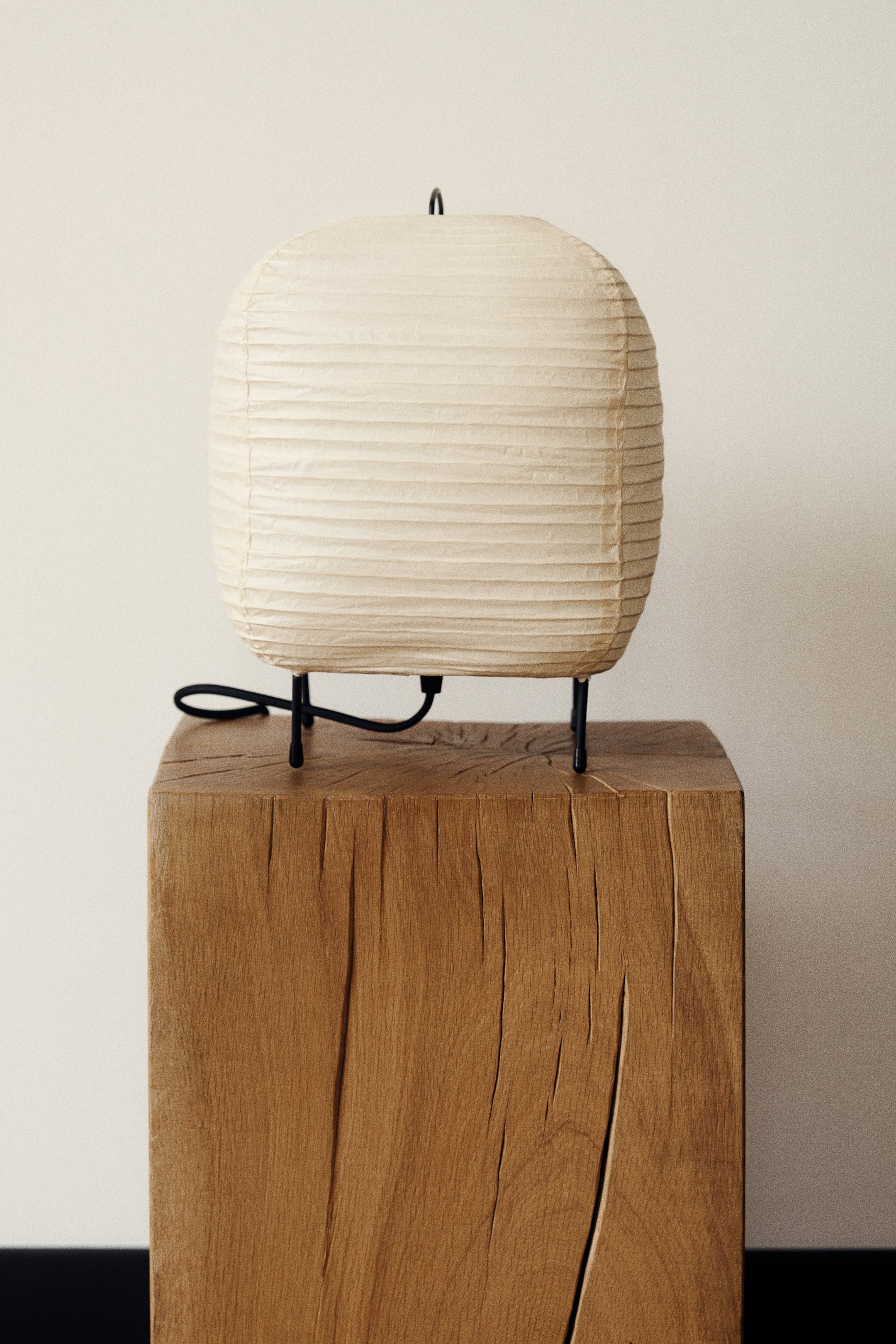 Ver imagen más grande: Lámpara de mesa en papel de arroz - Beige claro - HOME | H&M ES 1