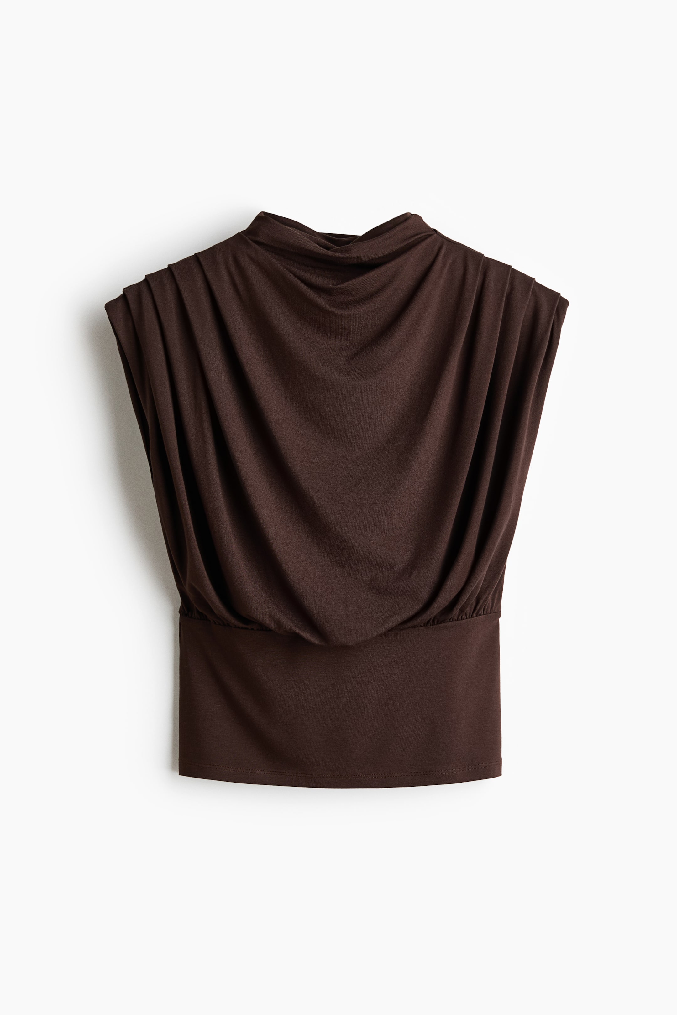 Büyük resmi görüntüle: Kahverengi kolsuz bir üst, drapeli bir balıkçı yaka ve pileli omuzlarla drapeli bir etki sunuyor. Göğüs altındaki büzgülü dikişle başlayarak, belde daralan bir bölüme doğru ilerliyor.