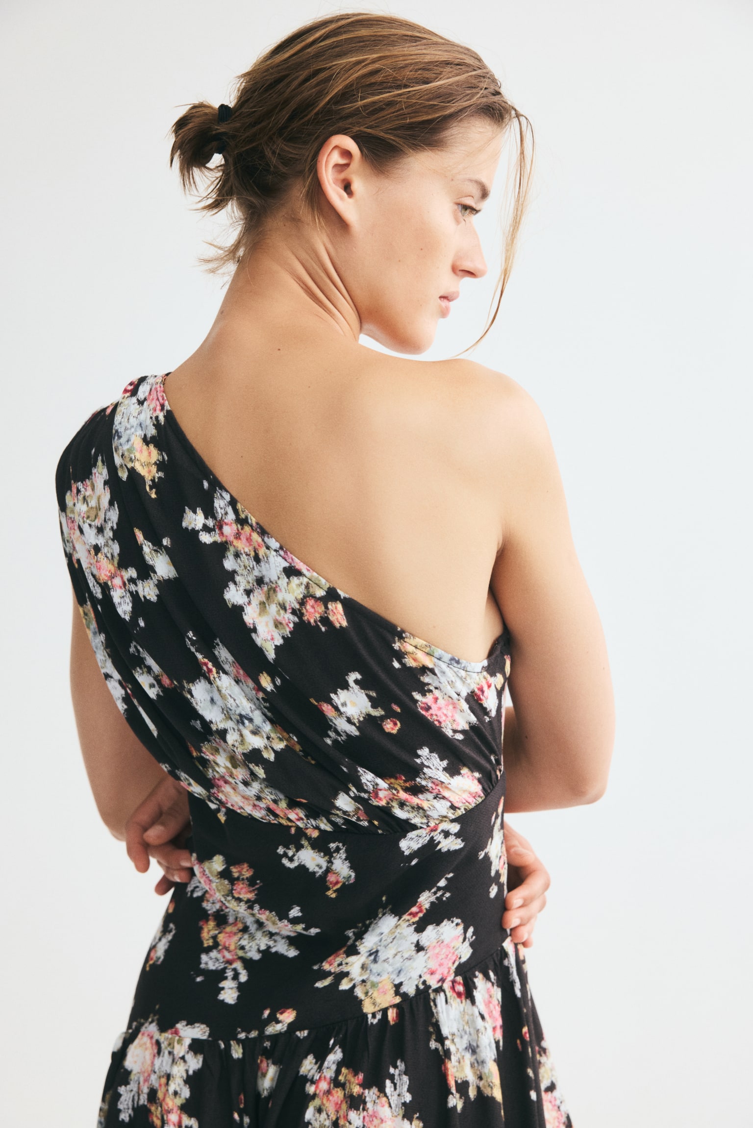 Женское платье H&M Draped One-Shoulder, цвет: Чёрный / С принтом — фото 5