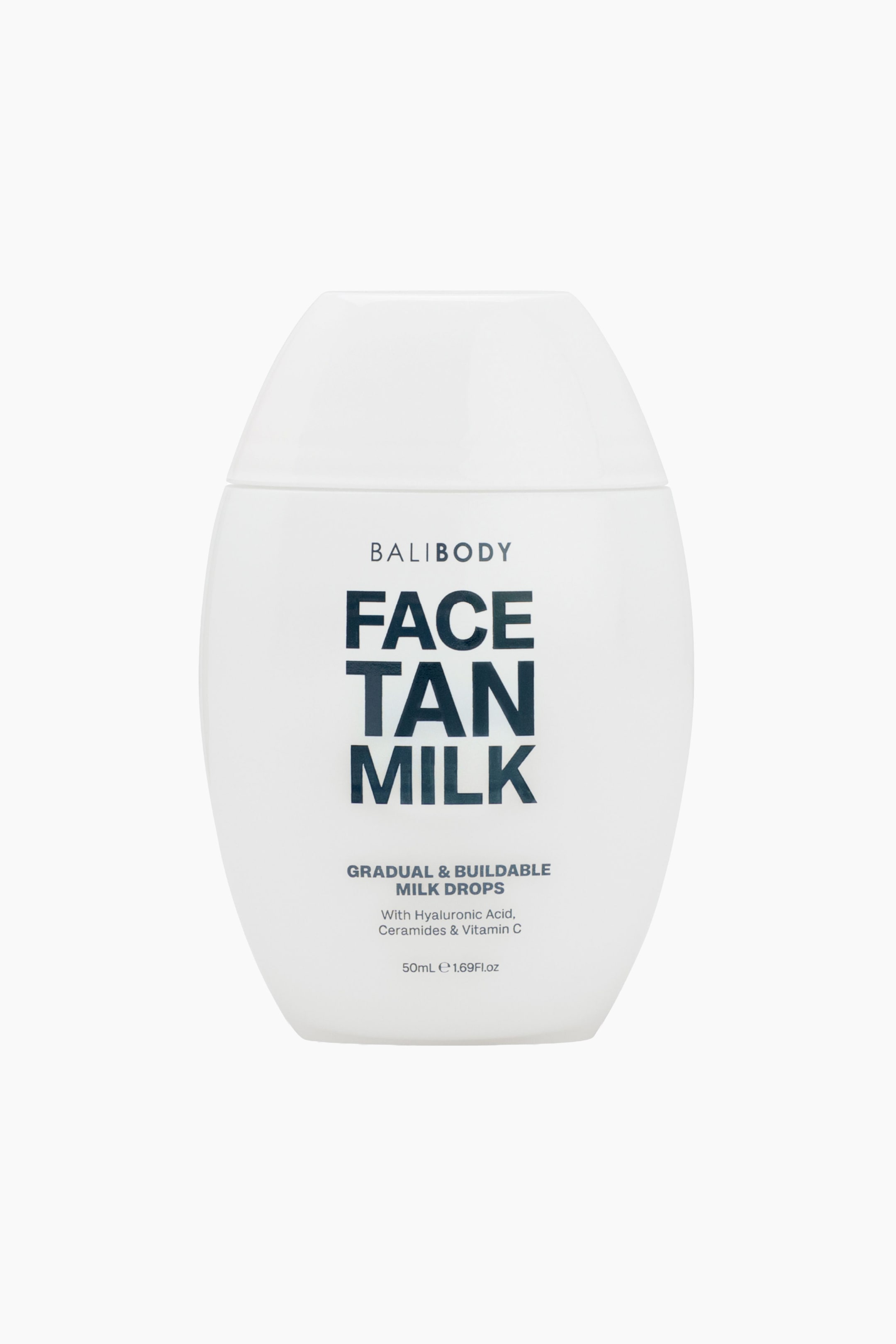 Visa större bild: En vit, ogenomskinlig flaska med BALIBODY FACE TAN MILK står rakt framåt, med en böjd silhuett och visar sitt varumärke, produktnamn och detaljer som "GRADUAL & BUILDABLE MILK DROPS" samt ingredienser i svart text på framsidan.