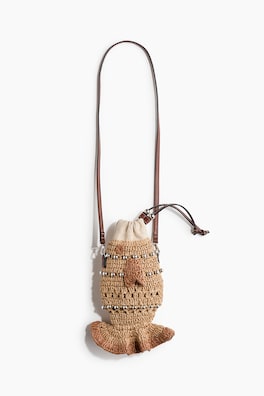 Fiskformad crossbody-väska.