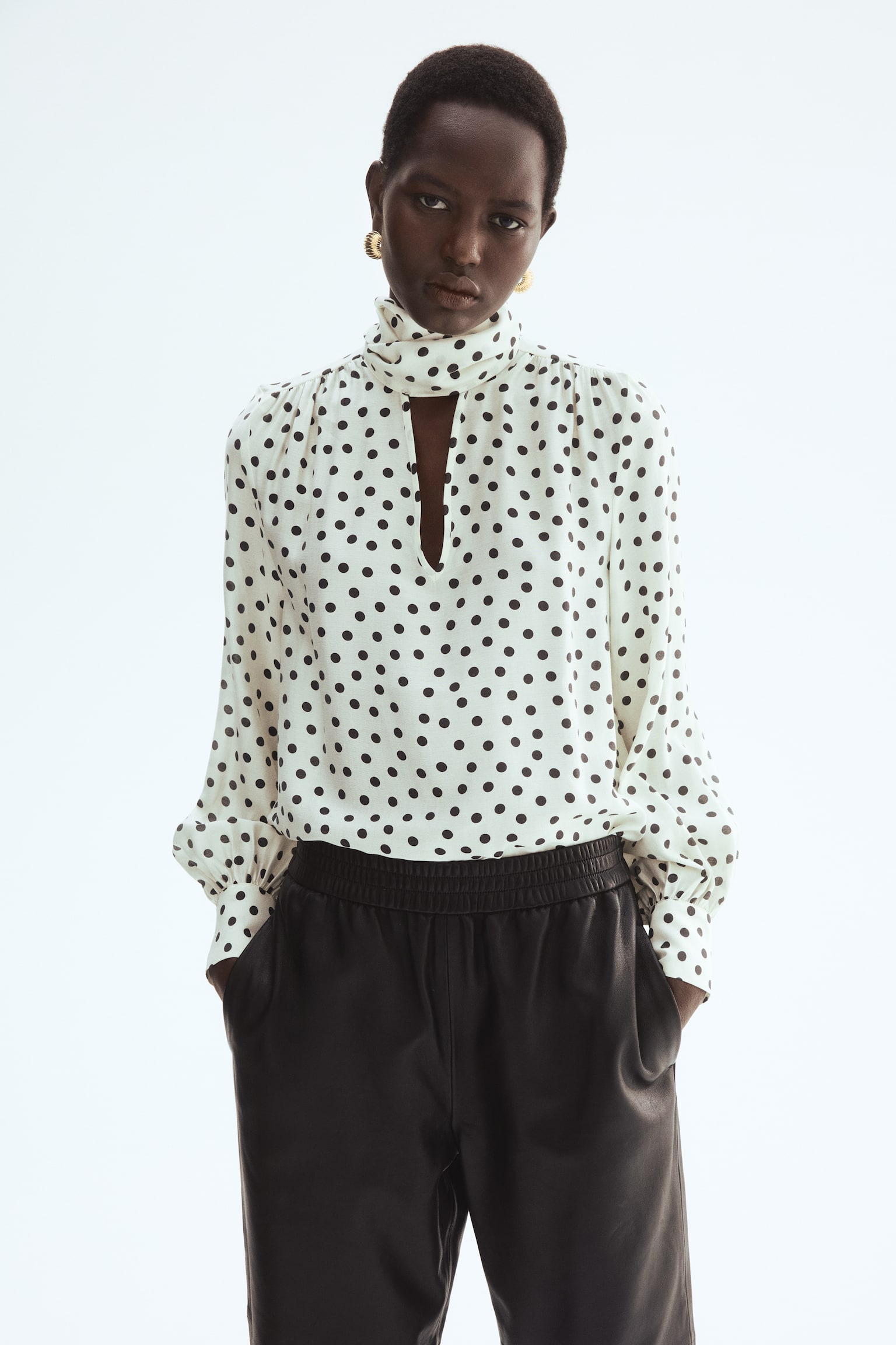 חולצת שיפון עם צווארון קשירה - לבן/נקודות - 6