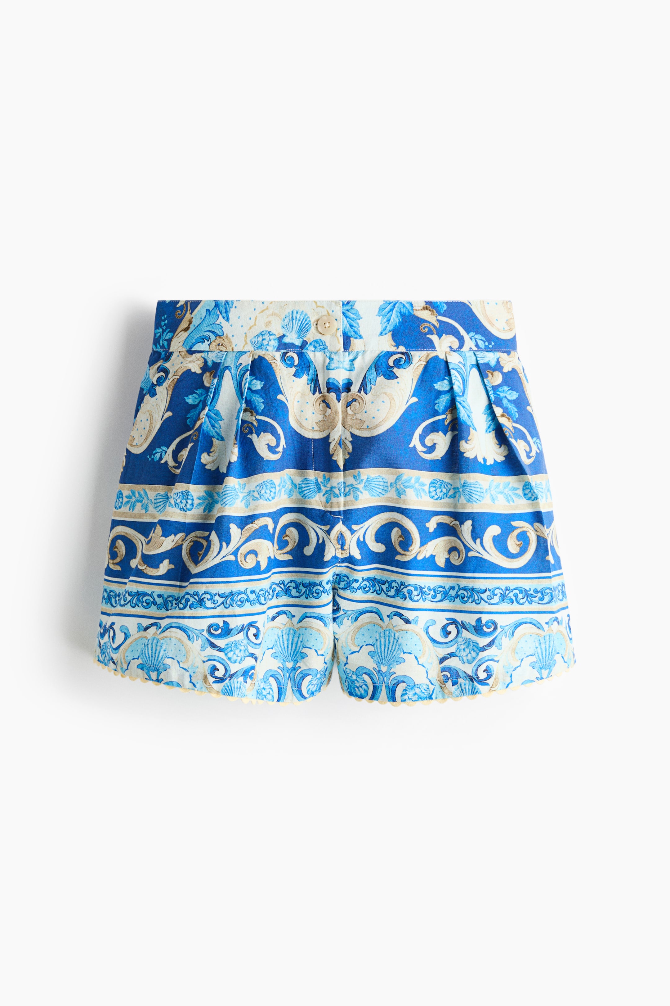 Visualizza immagine più grande: I pantaloncini presentano una stampa in stile barocco nei colori blu, bianco e marrone chiaro con conchiglie, una chiusura frontale con bottone, pieghe in vita e tasche laterali, con orli smerlati.