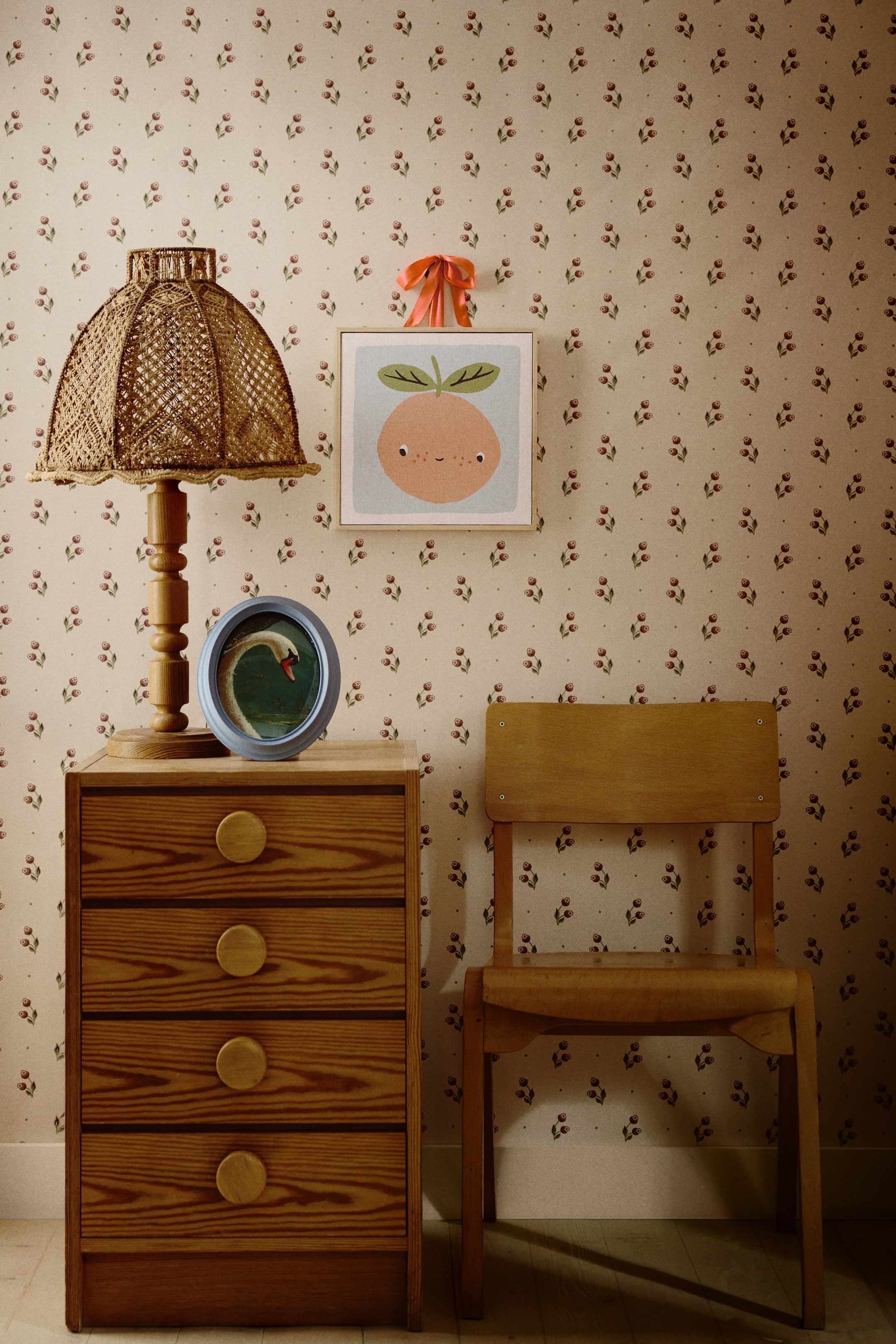 Büyük resmi görüntüle: Bir masa lambası, oyulmuş ahşap bir taban ve çan şeklinde bir abajur ile duruyor. Abajur, doğal bir malzemeden özenle dokunmuş olup, açık bir desen sergiliyor.