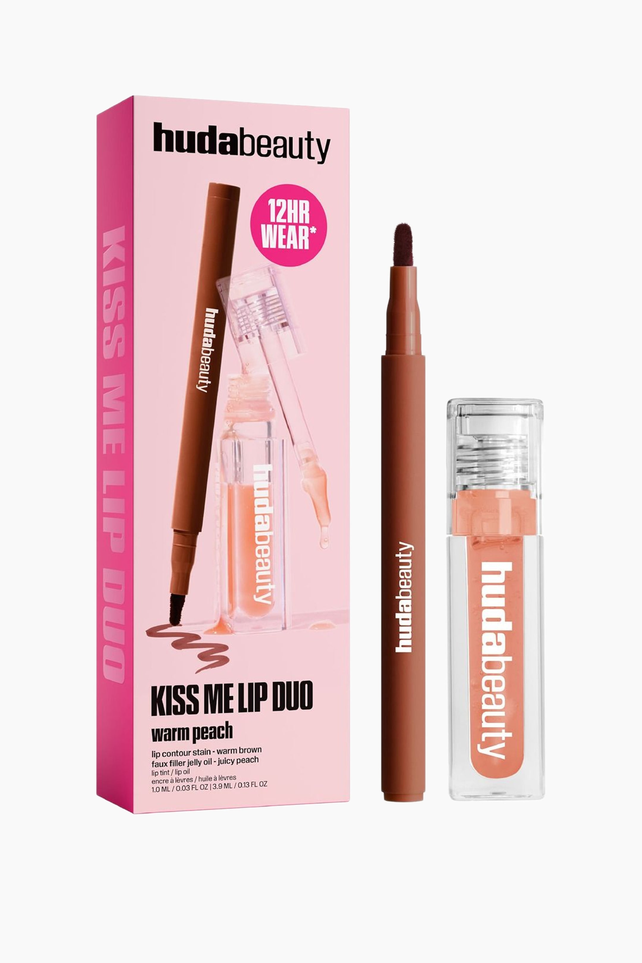 Näytä suurempi kuva: Kiss Me Lip Duo Set esittelee vaaleanpunaisen suorakulmaisen laatikon, joka seisoo avaamattoman hoikan ruskean huultenrajauskynän ja läpinäkyvän suorakulmaisen huuliöljypullon vieressä, joka on täytetty persikanvärisellä kiillolla.