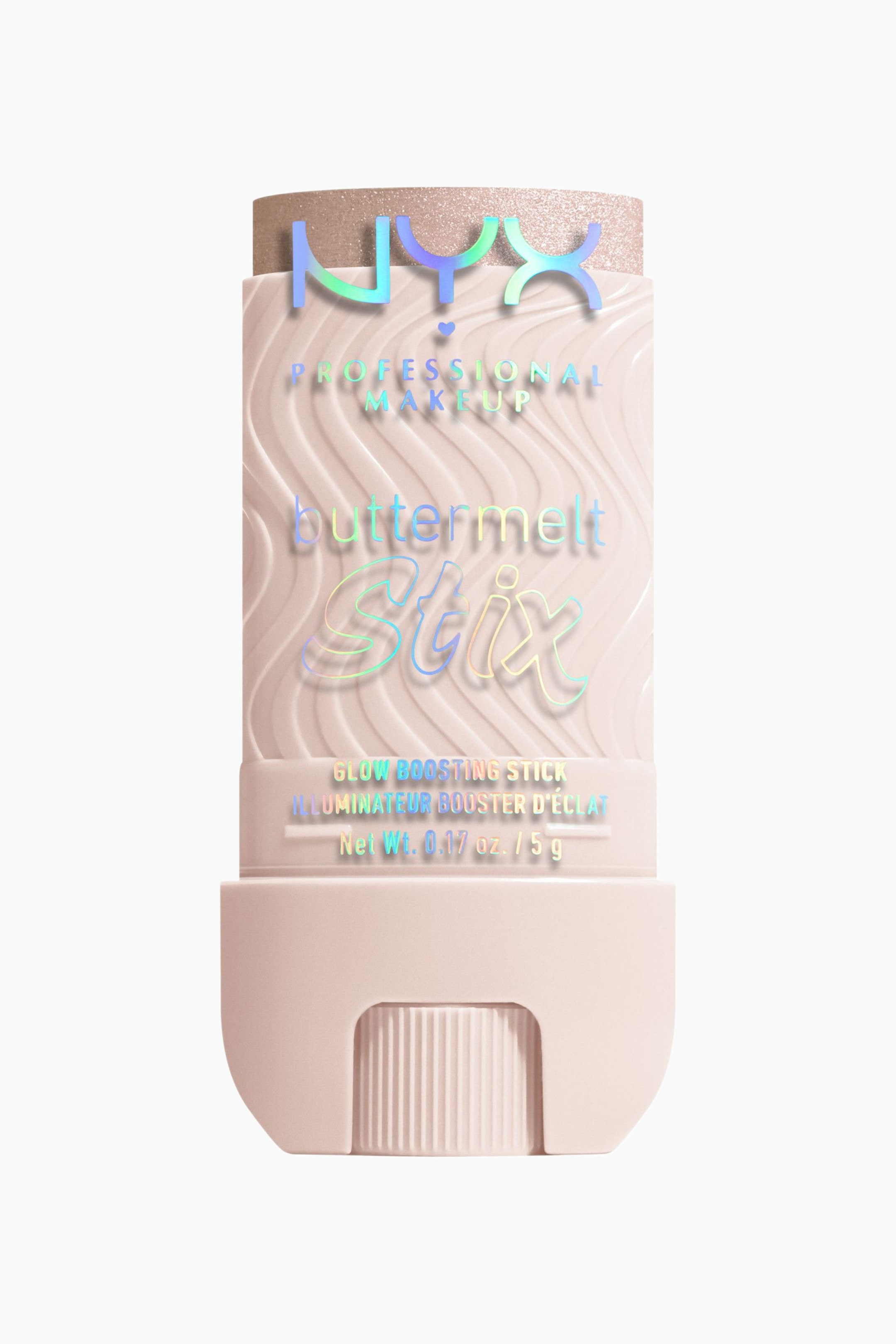 Visa större bild: Ett ljust persika-rosa kosmetiskt stift står upprätt, vänt rakt framåt. Stiftets kropp har en vågigt präglad textur och ett glittrigt roséguldigt topplock. Holografisk text med 'NYX', 'buttermelt Stix' och 'Glow Boosting Stick' syns på framsidan, och en räfflad doseringsratt är synlig längst ner.