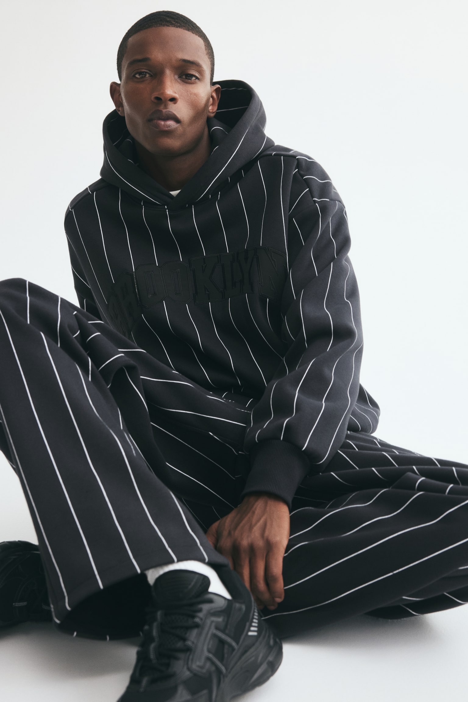 Мужское худи H&M Oversized with Motif, цвет: Чёрный — фото 7