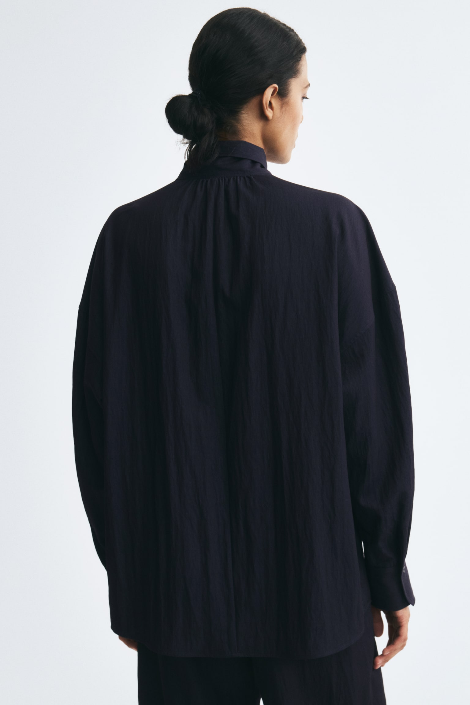 Женская рубашка H&M Oversized Scarf-Collar, цвет: Тёмно-синий — фото 5