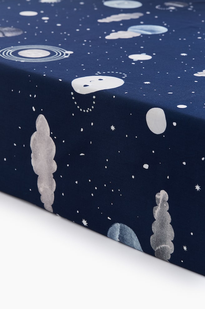 Patterned cotton fitted sheet - Dark blue/Space motifs/Dark green/Striped/Light pink/Striped/White/Spotted/Light pink/Patterned/Light green/Vehicles/Light blue/Planes/Light beige/Unicorns/White/Hearts/Light beige/Dinosaurs/Light pink/Floral/Green/Dinosaurs/Light yellow/Oranges/Light greige/Floral/White/Hearts - 1