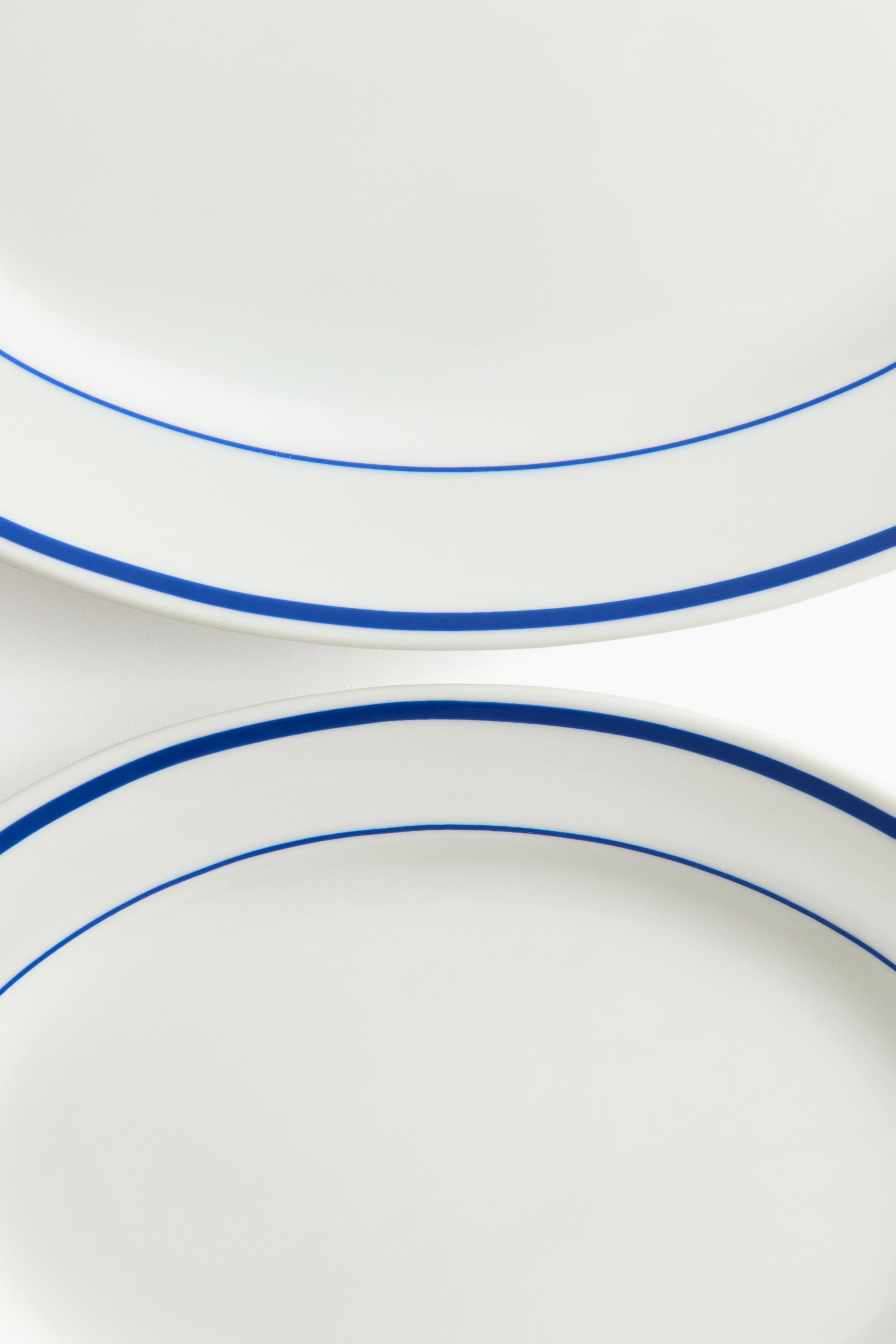 Lot de 2 assiettes service en porcelaine