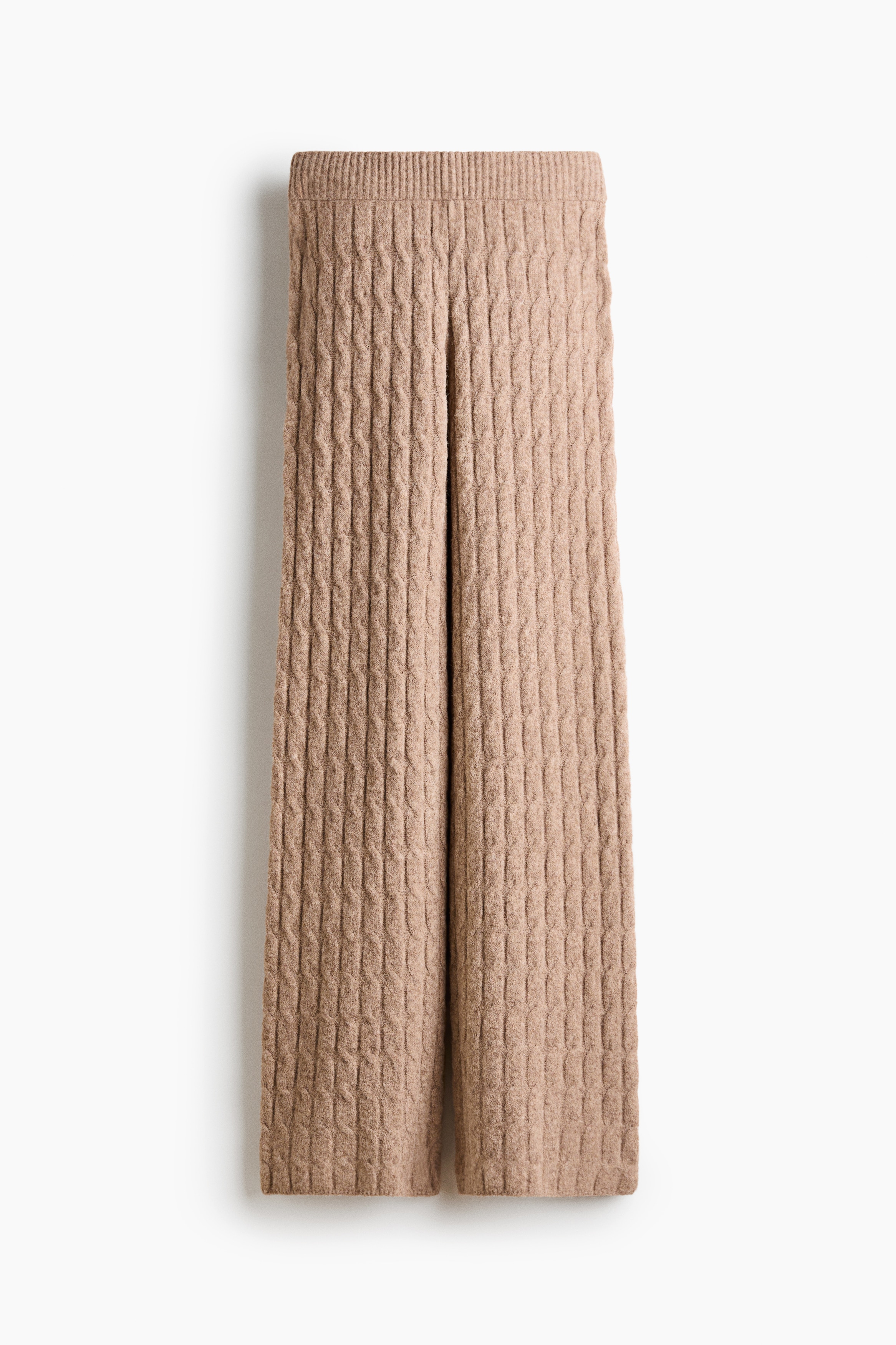 Hellbraune Zopfstrick-Hose in entspannter, gerader Passform, getragen vom Model. Die Hose ist als passendes Set mit einem langÃ¤rmligen Zopfstrick-Pullover gestylt.