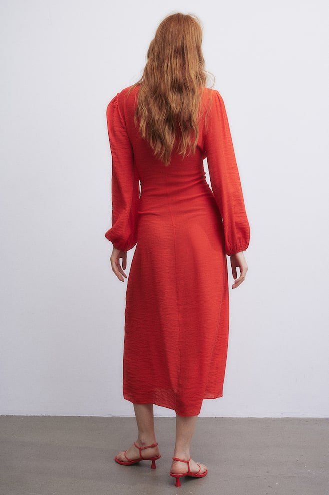 Krinklad klänning med knytdetalj - Röd/Svart - 3