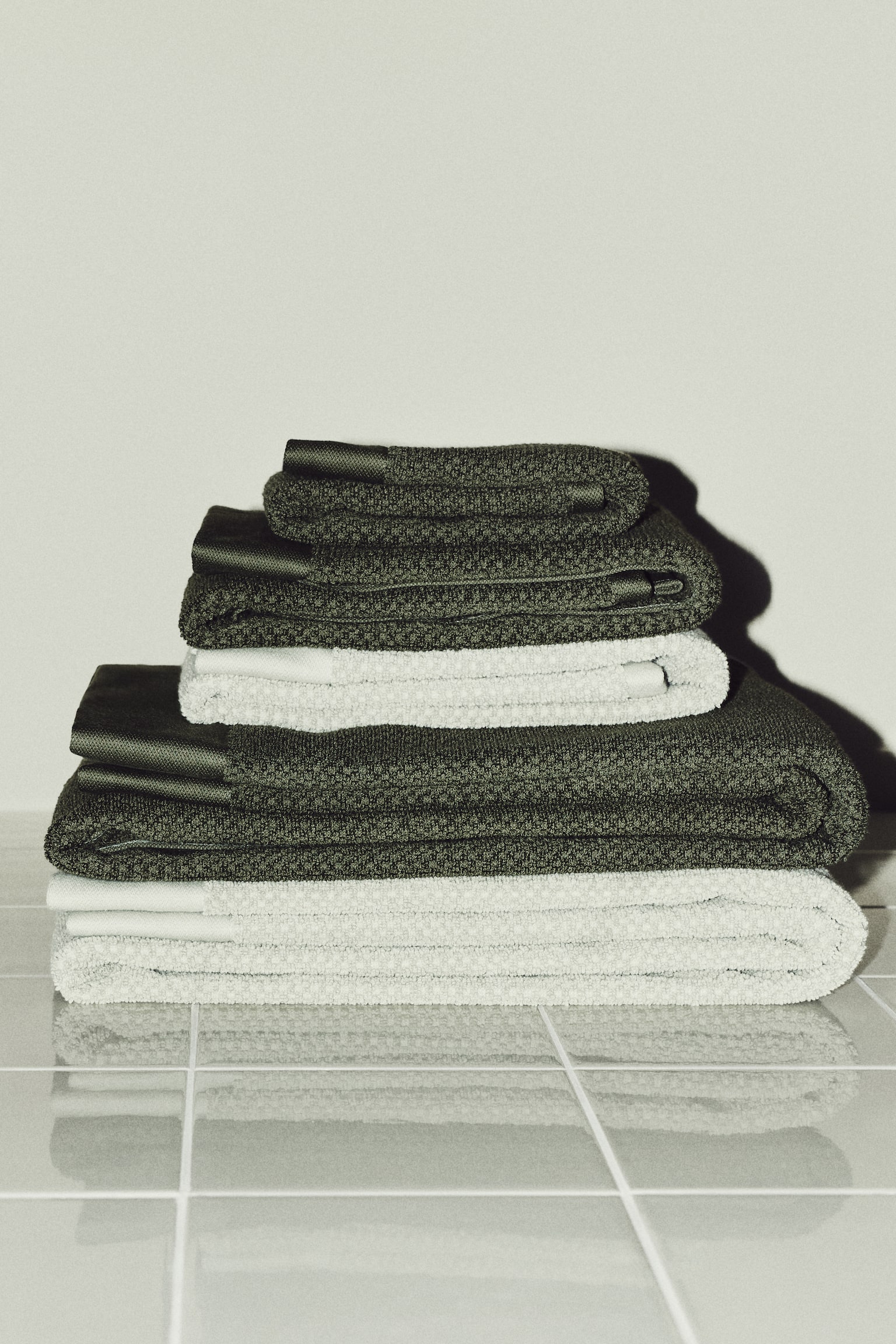 Cotton terry bath towel - Dark green/Light beige/Mole/Sage green/Orange/Sage green/Dark brown/Dusty blue/Black/White/Black/Light beige/Sage green - 1